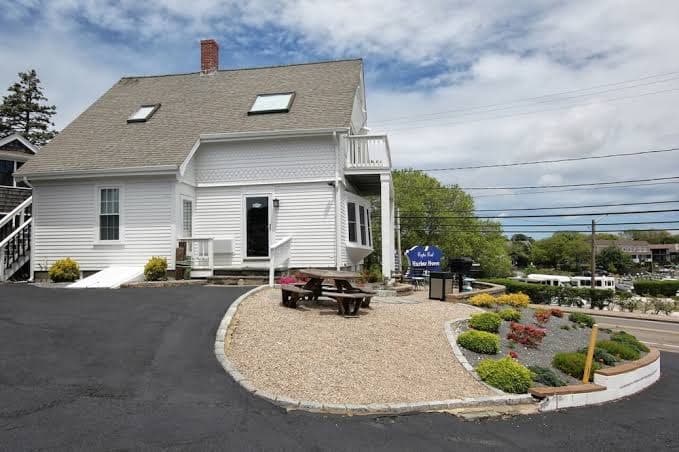 Cape Cod Harbor House Inn, Motel in Hyannis