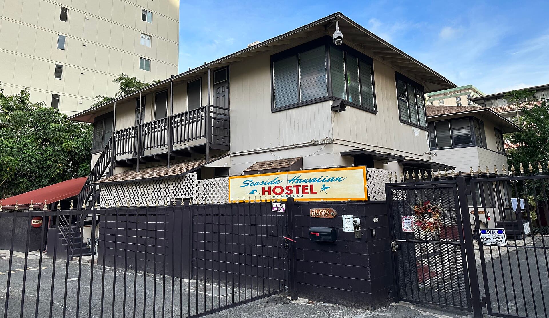 Seaside Hawaiian Hostel (via Wikimedia Commons, CC BY-SA 3.0)