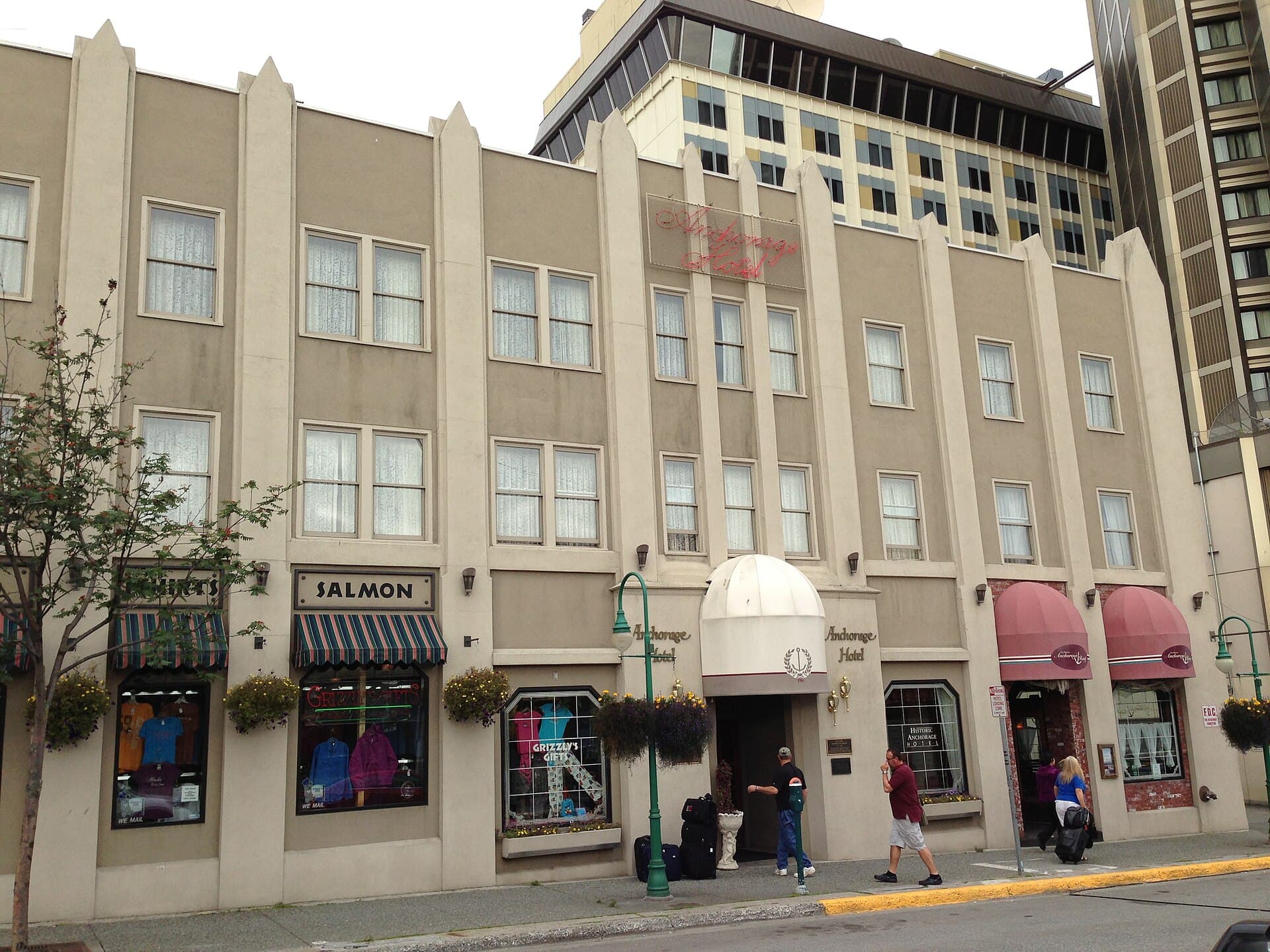 Historic Anchorage Hotel (via Wikimedia Commons, CC BY-SA 3.0)