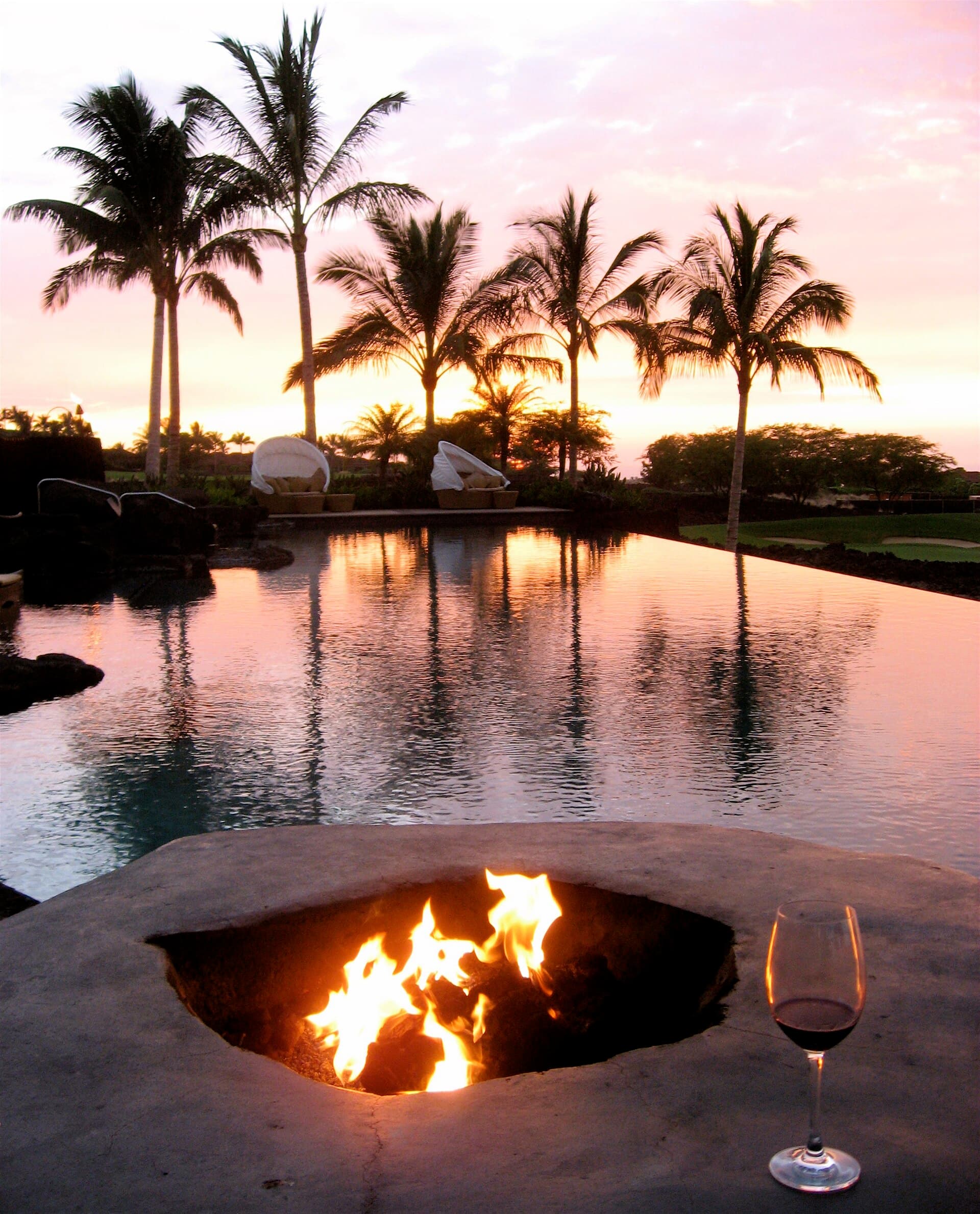Four Seasons Resort Hualalai (via Wikimedia Commons, CC BY 2.0)