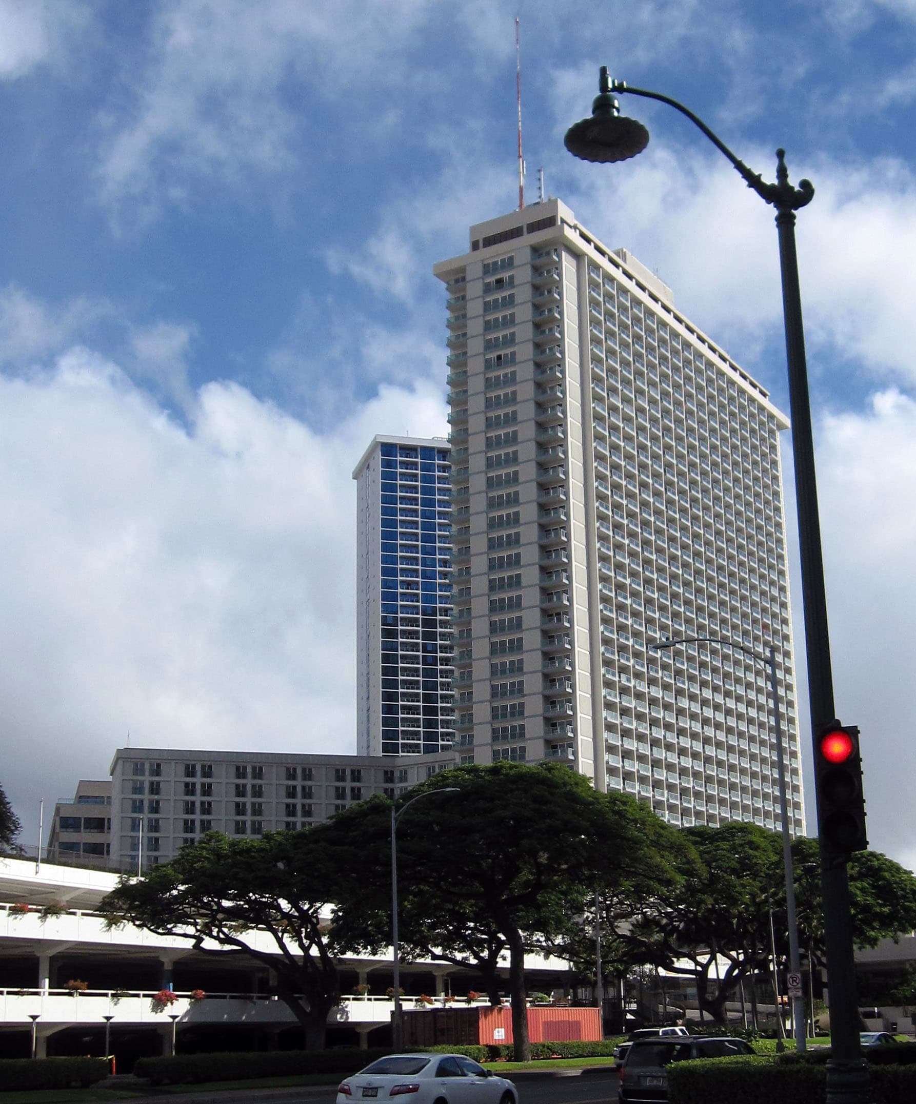 Ala Moana Hotel (via Wikimedia Commons, CC BY-SA 4.0)