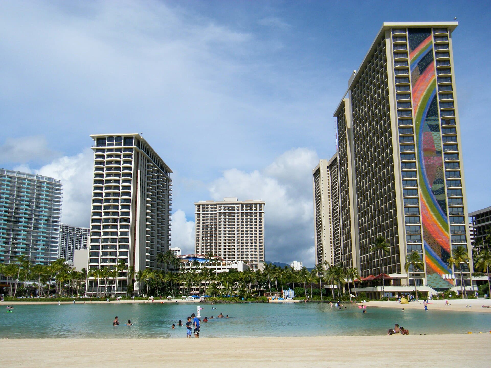Hilton Hawaiian Village (via Wikimedia Commons, CC BY-SA 3.0)