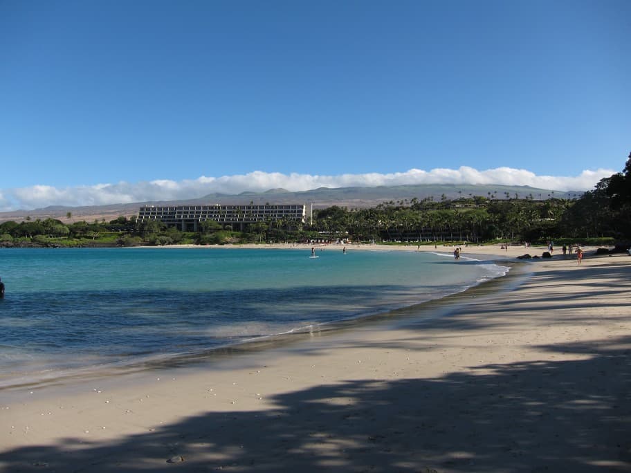 Mauna Kea Beach Hotel, Autograph Collection (via Wikimedia Commons, CC0)