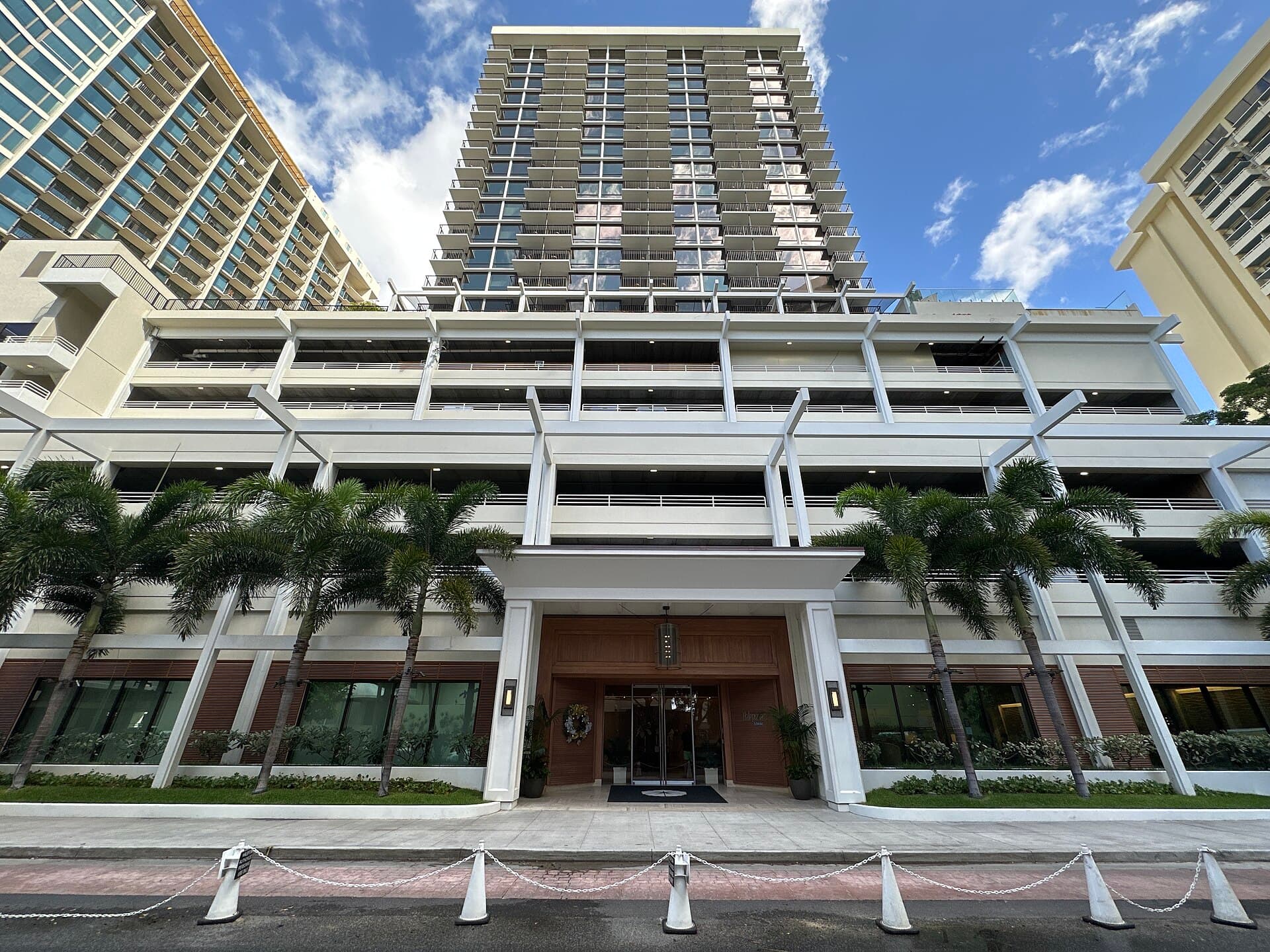 Halepuna Waikiki by Halekulani (via Wikimedia Commons, CC BY-SA 3.0)
