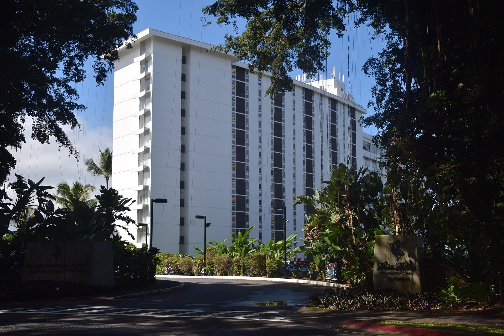 Grand Naniloa Hotel (via Wikimedia Commons, CC BY-SA 4.0)