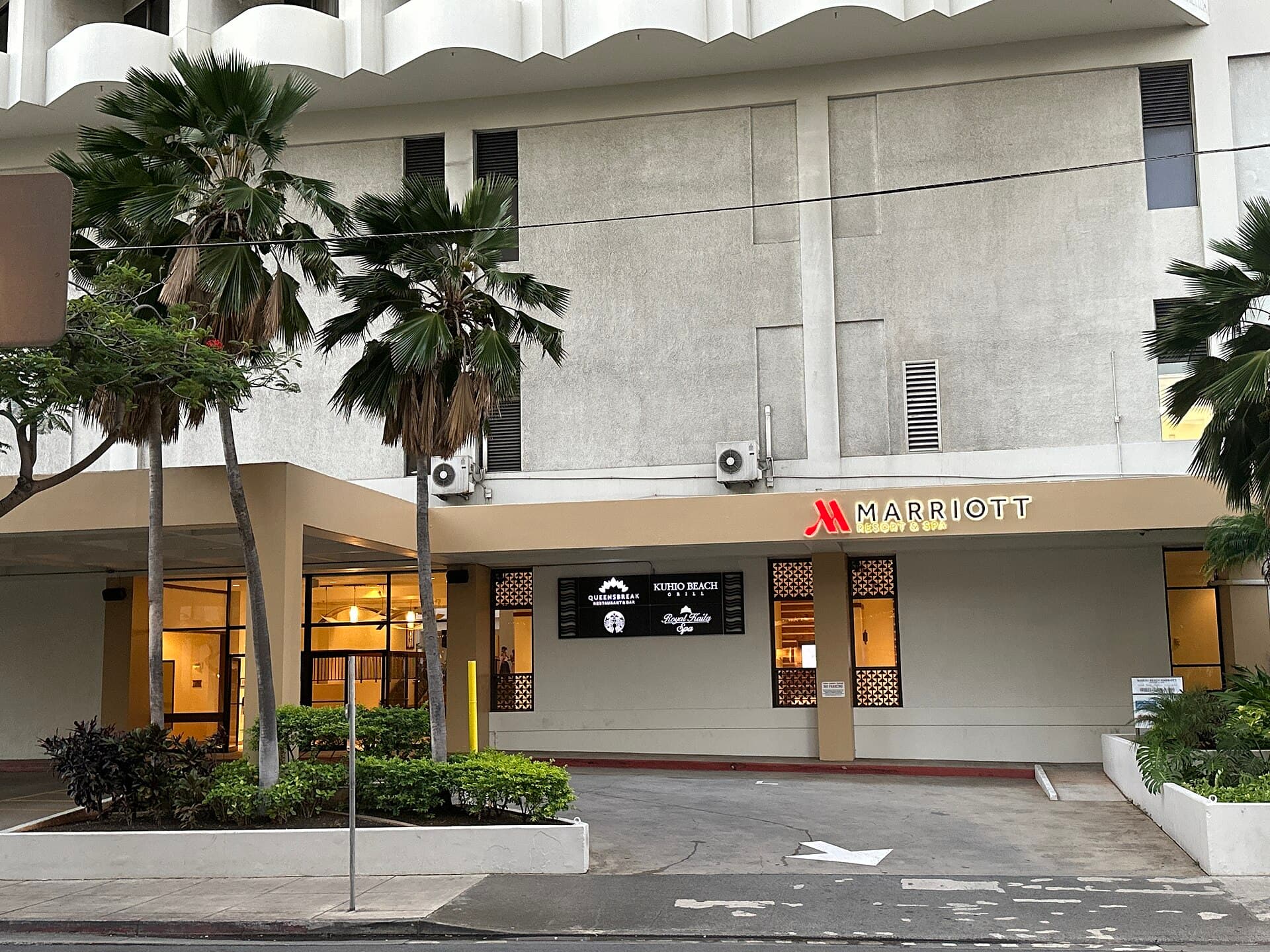 Waikiki Beach Marriott Resort & Spa (via Wikimedia Commons, CC BY-SA 3.0)