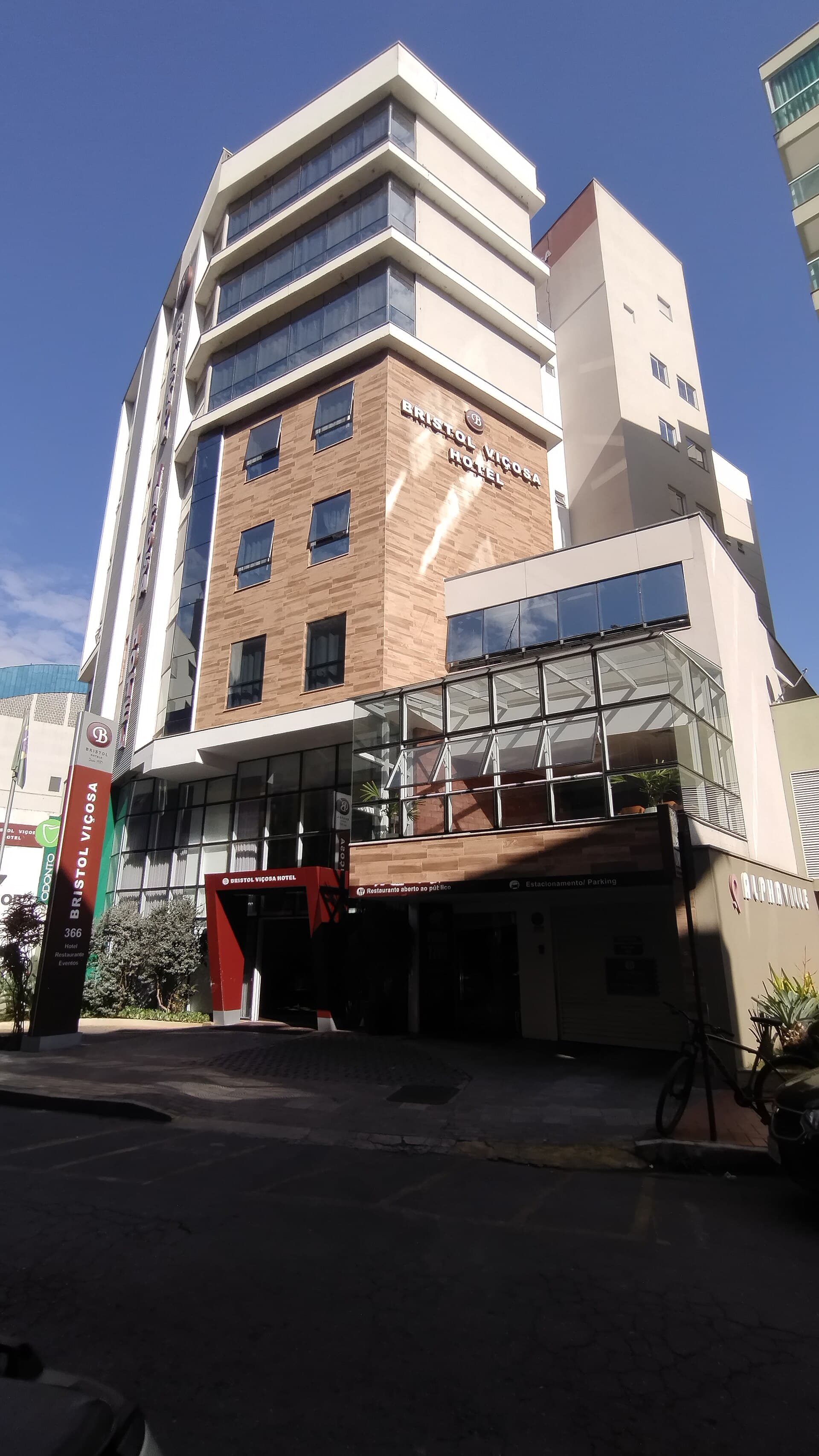 Bristol Viçosa Hotel (via Wikimedia Commons, CC BY-SA 3.0)
