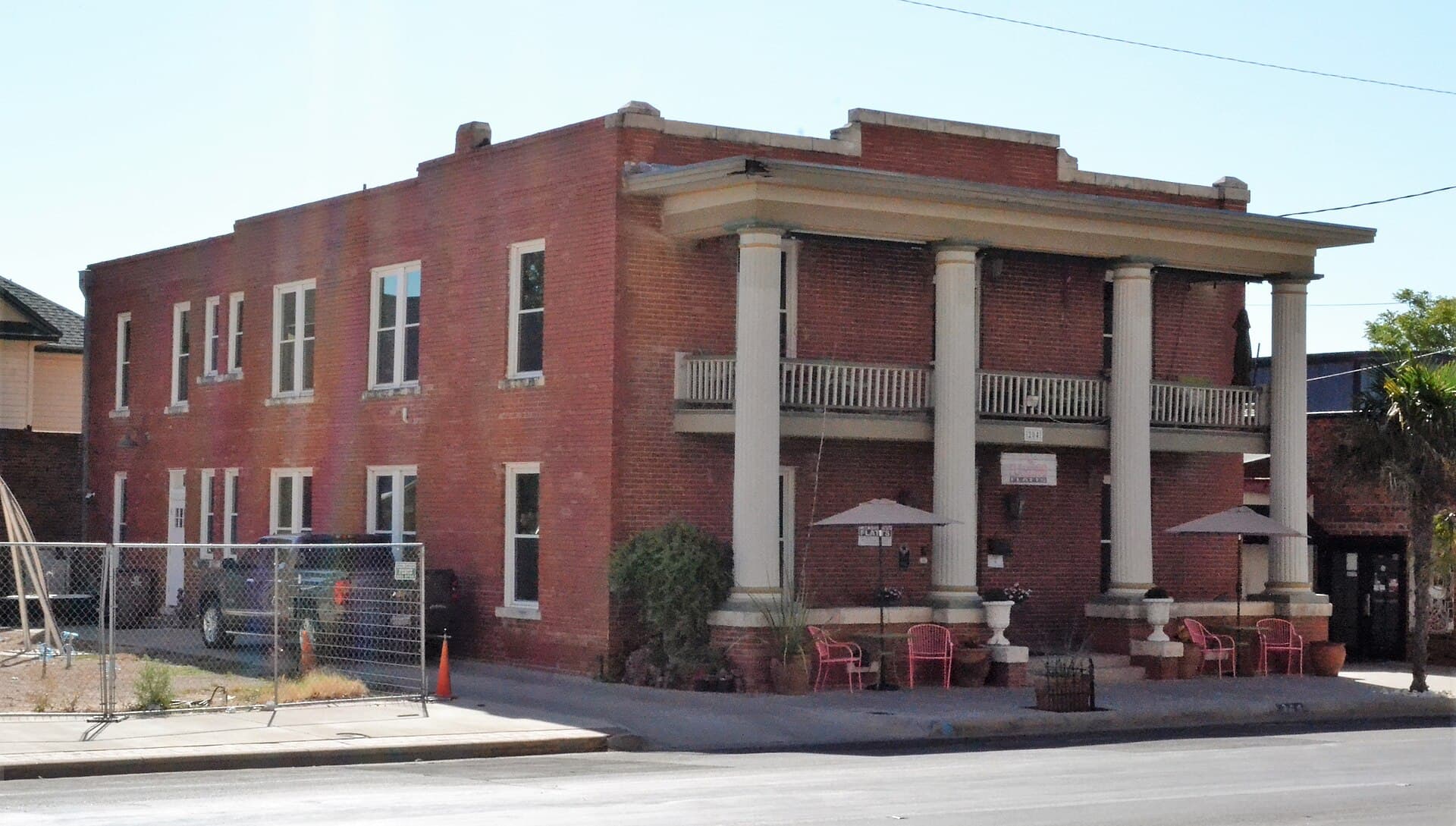 Oakes Hotel Building (via Wikimedia Commons, CC BY-SA 4.0)