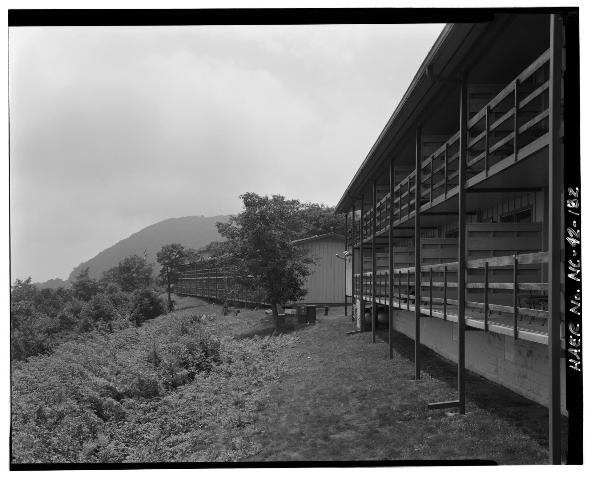 Pisgah Inn (via Wikimedia Commons, Public domain)
