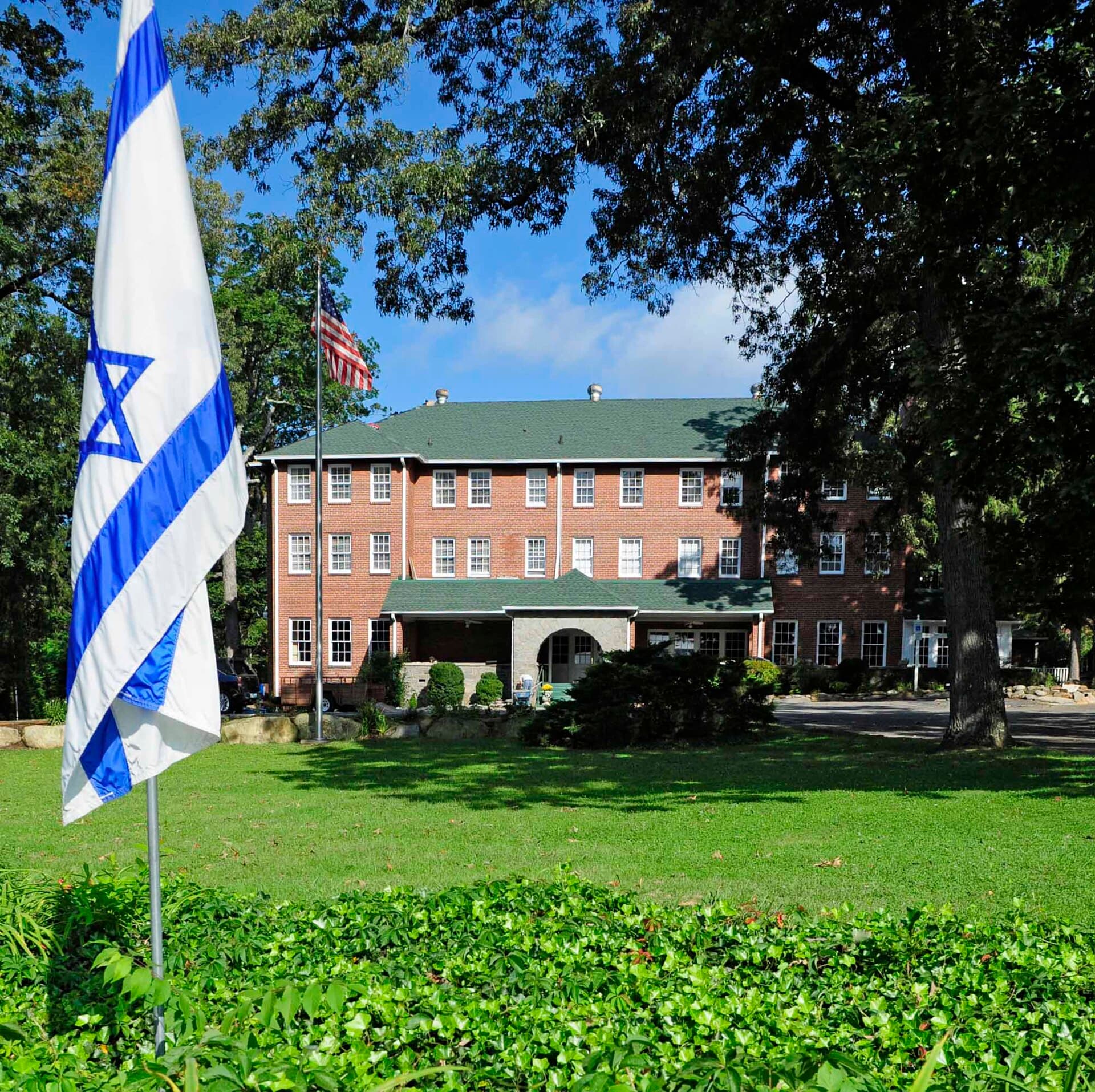 The Monte Vista Hotel (via Wikimedia Commons, CC BY-SA 3.0)