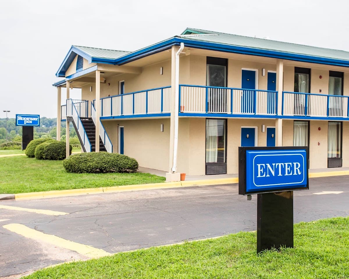 Claremont Inn & Suites, Motel in Conover