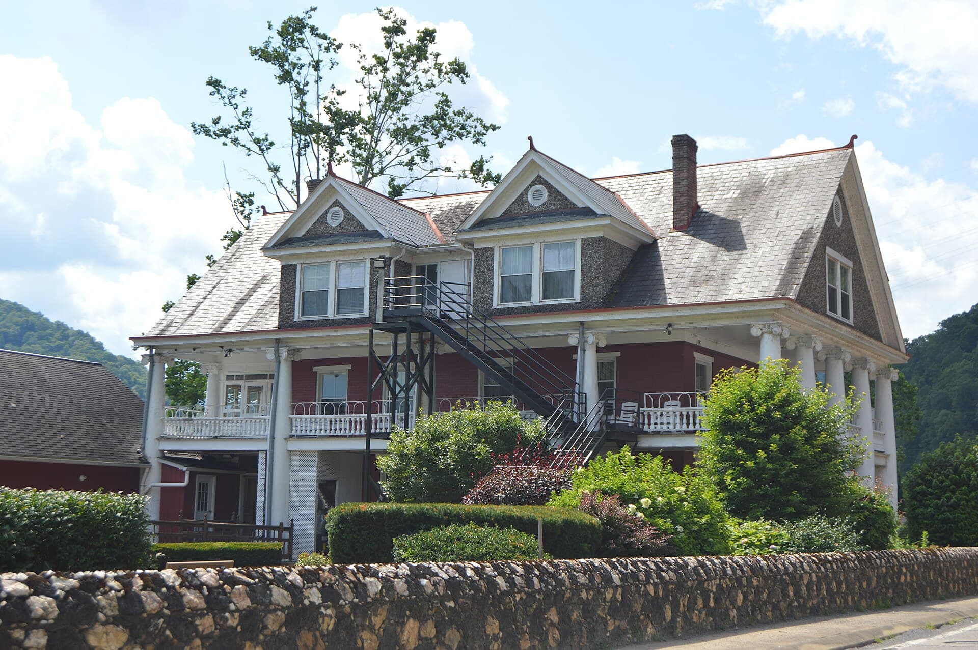The Historic Glen Ferris Inn (via Wikimedia Commons, Public domain)