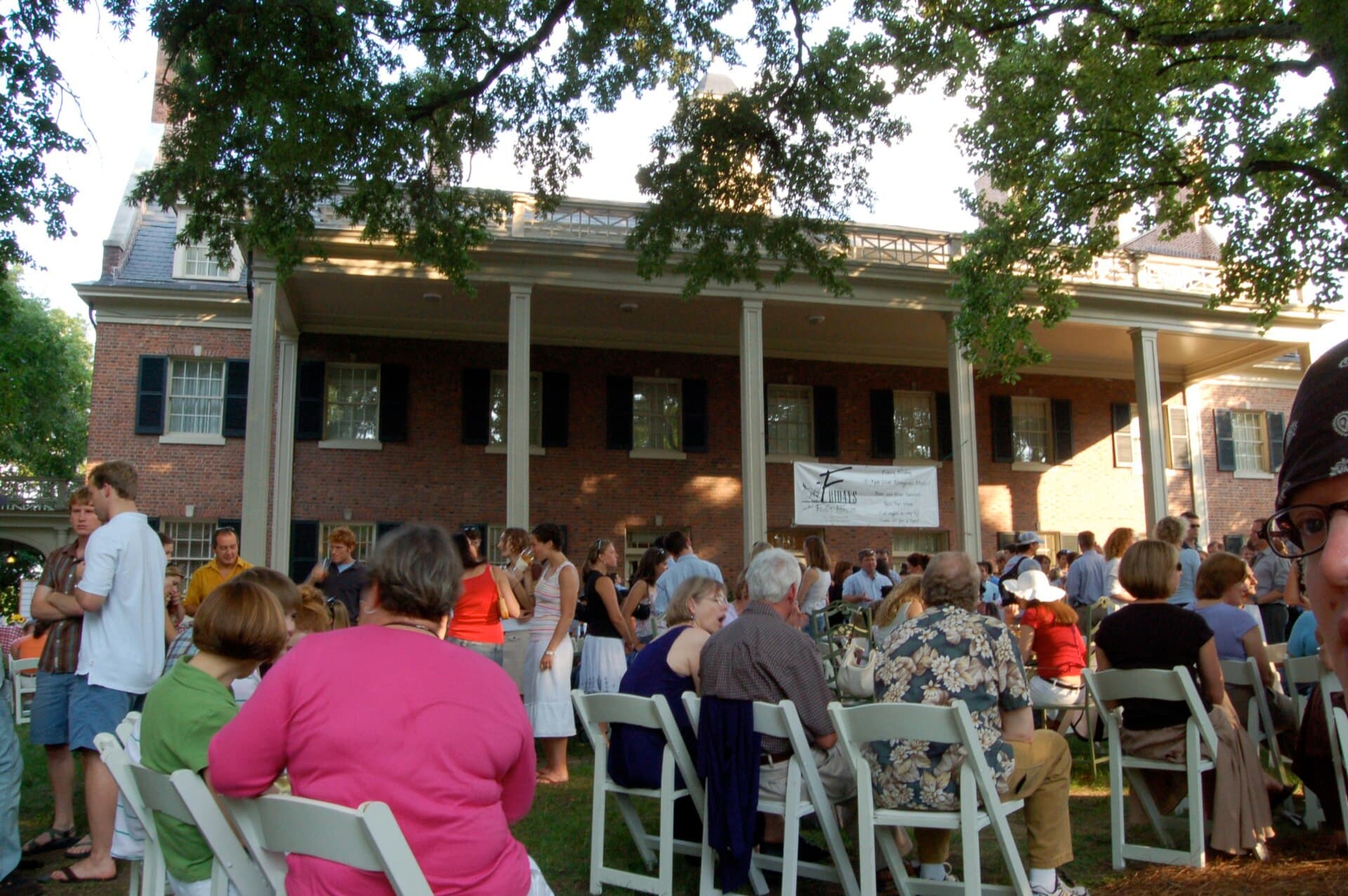 The Carolina Inn (via Wikimedia Commons, CC BY 2.0)