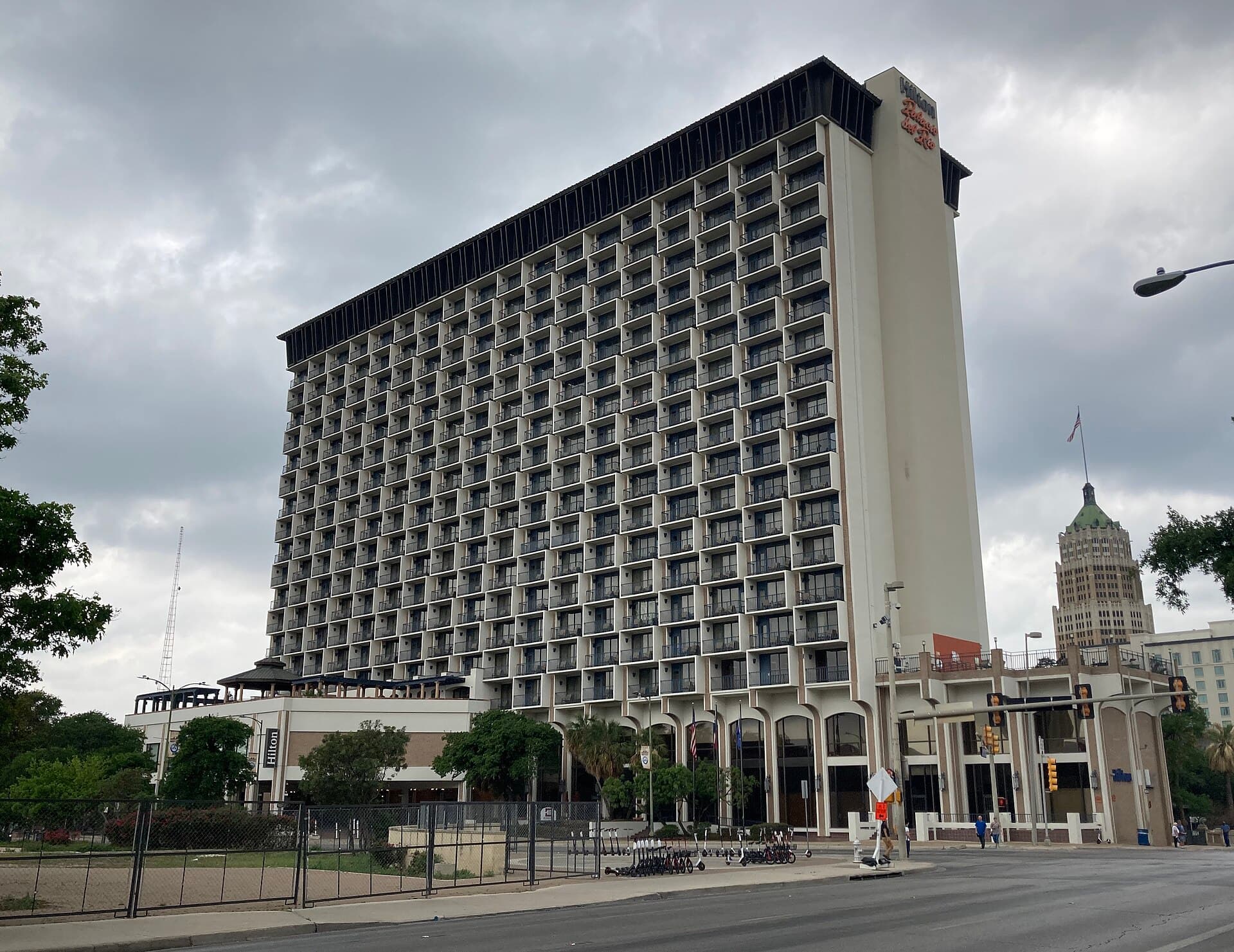 Hilton Palacio del Rio (via Wikimedia Commons, CC BY-SA 4.0)