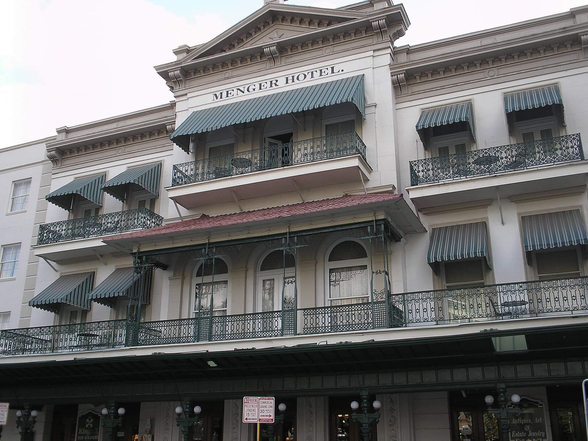 Menger Hotel (via Wikimedia Commons, CC BY-SA 2.0)