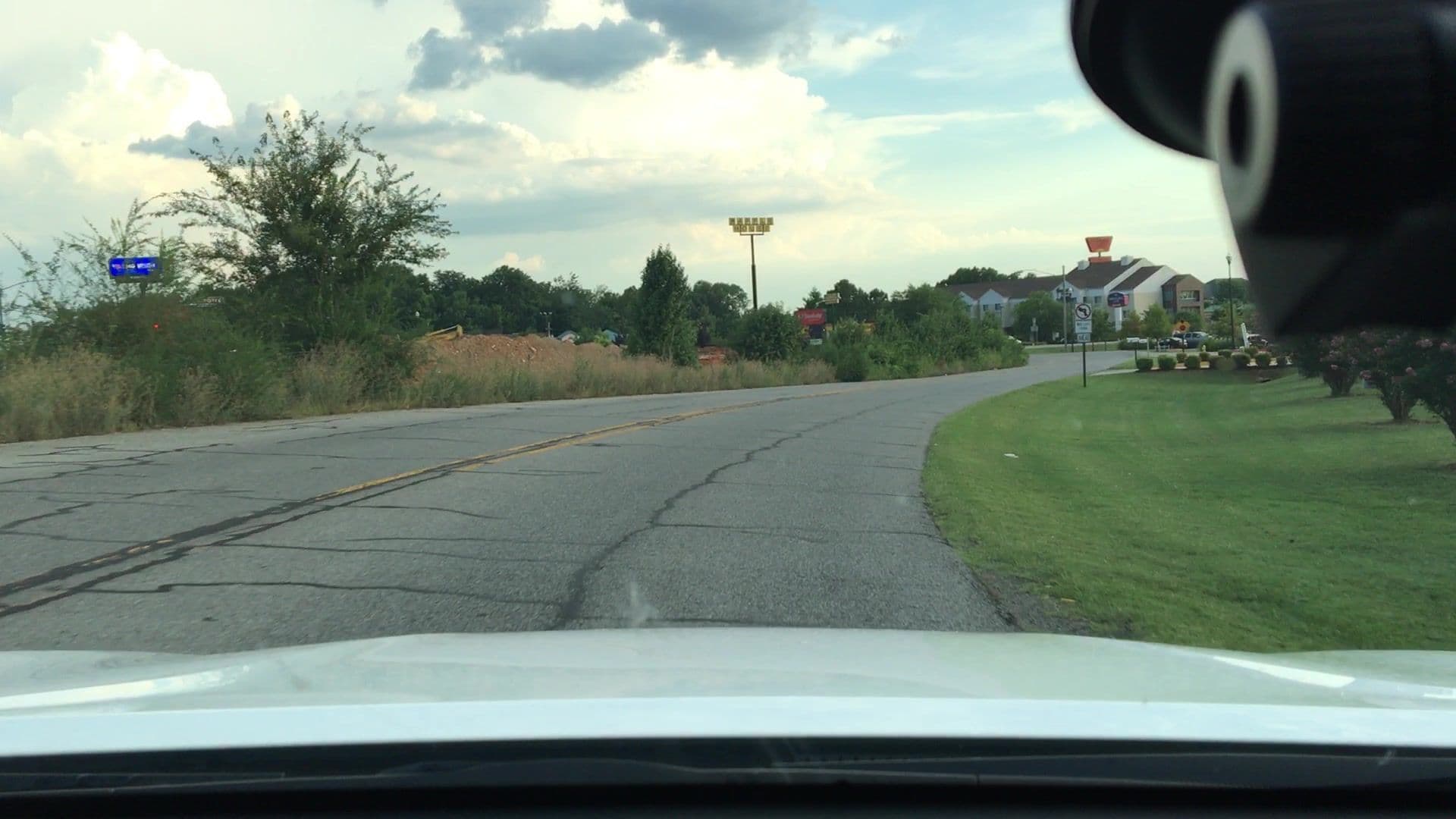 Street view near Days Inn, Bentonville — © lvl5 (CC BY-SA · Mapillary)