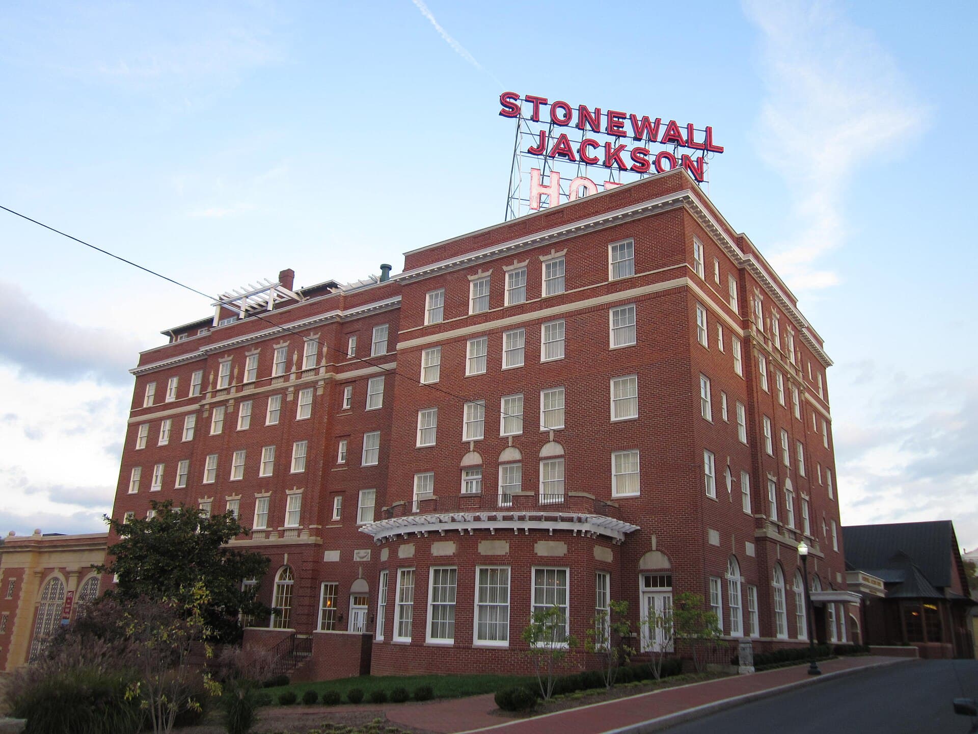 Hotel 24 South (via Wikimedia Commons, CC BY-SA 2.0)
