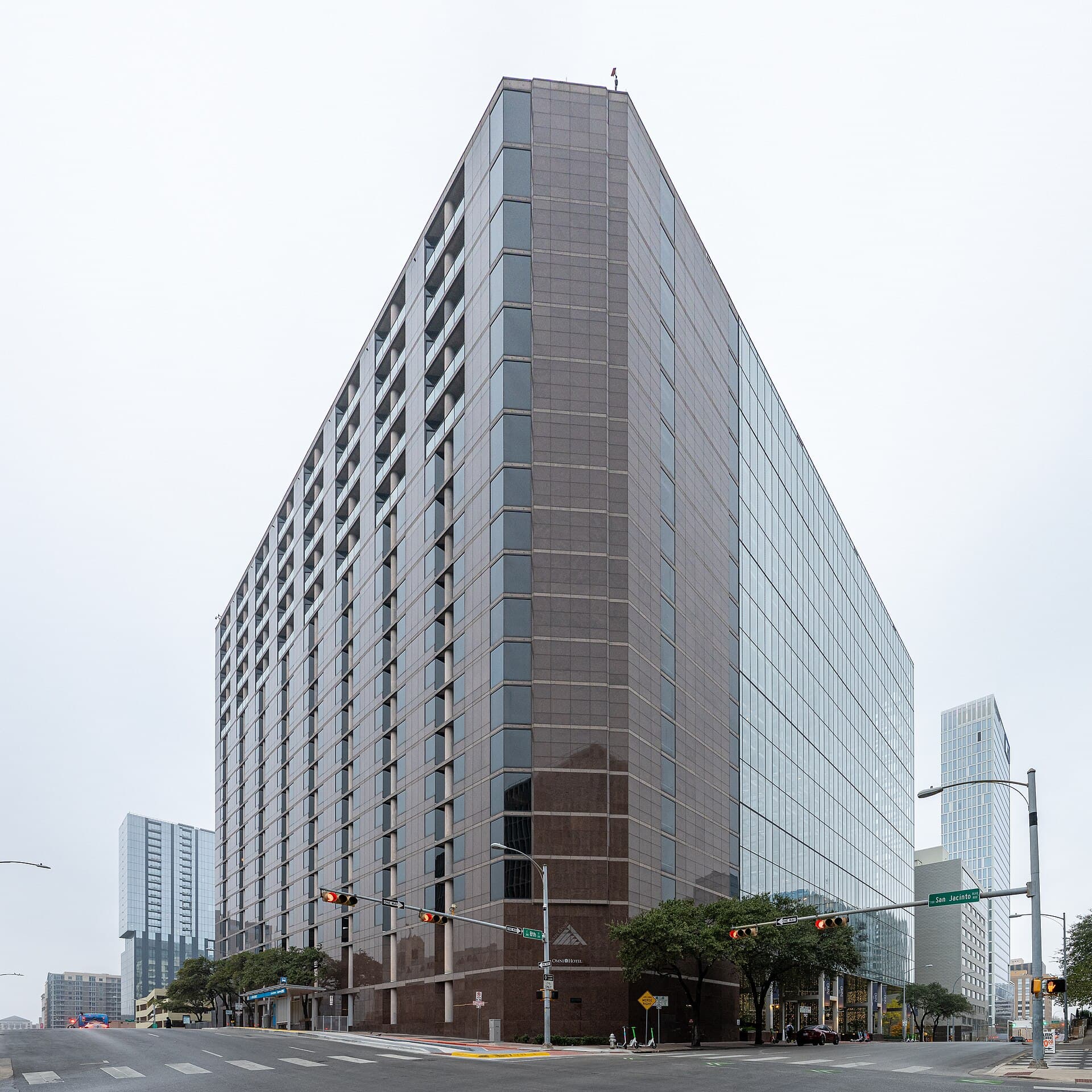 Omni Austin Hotel Downtown (via Wikimedia Commons, CC BY 4.0)