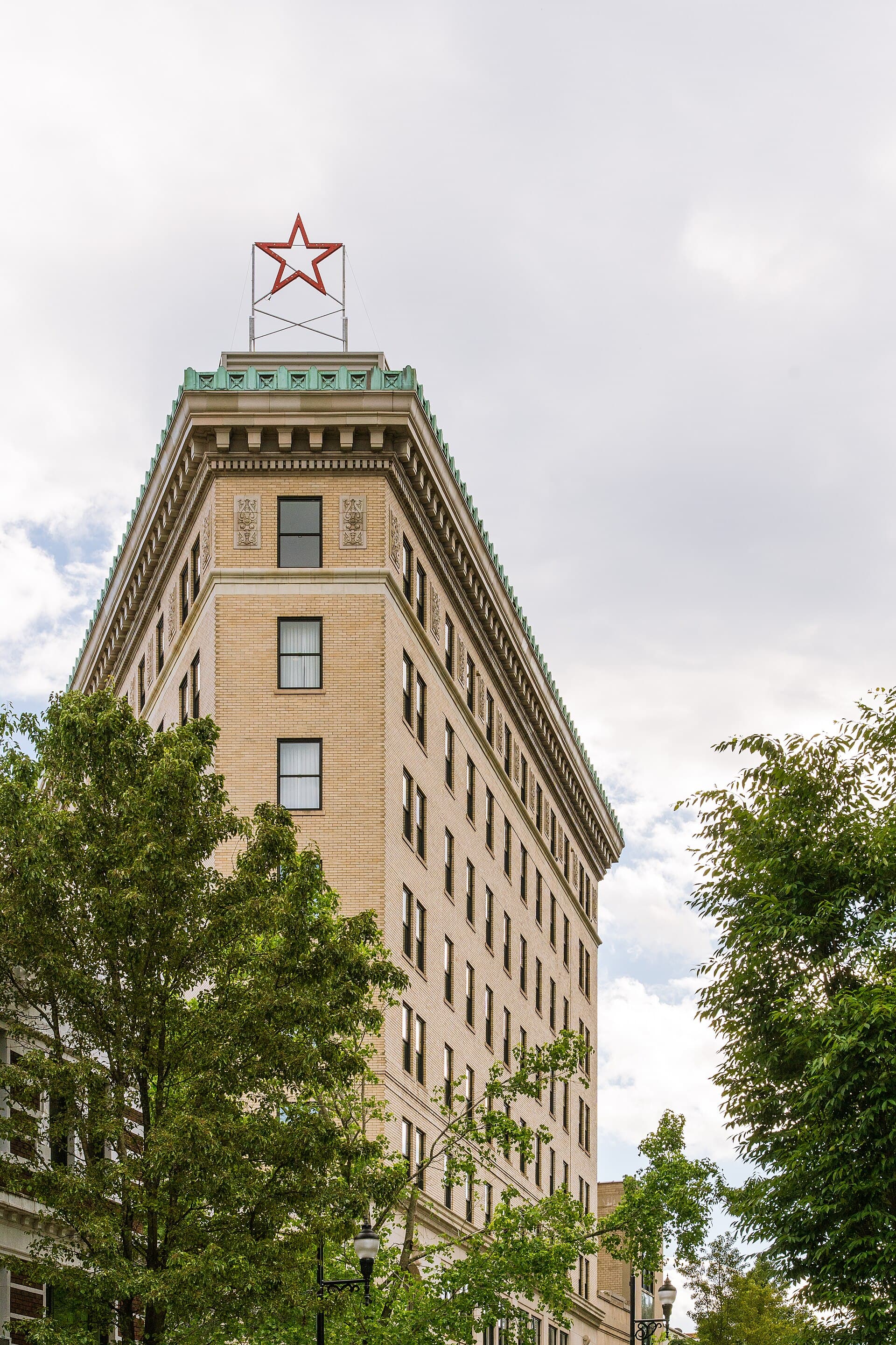 The Flat Iron Hotel (via Wikimedia Commons, CC BY 4.0)