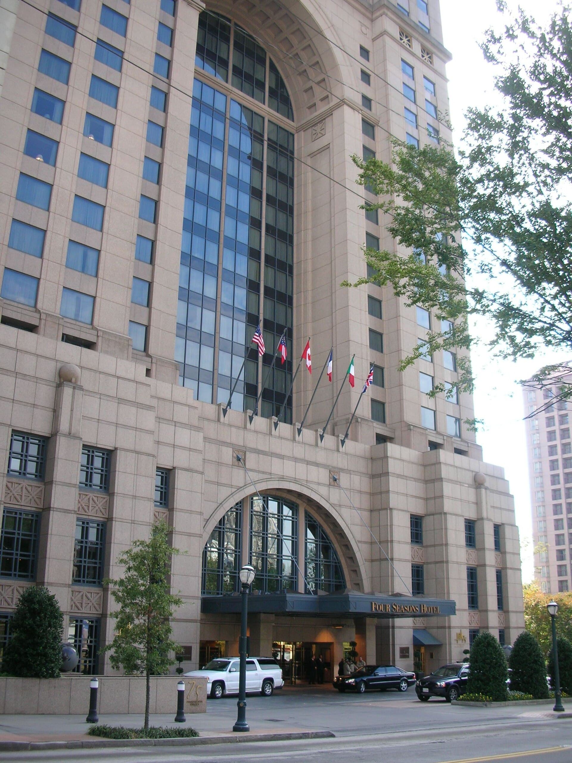 Four Seasons Hotel (via Wikimedia Commons, CC BY-SA 3.0)