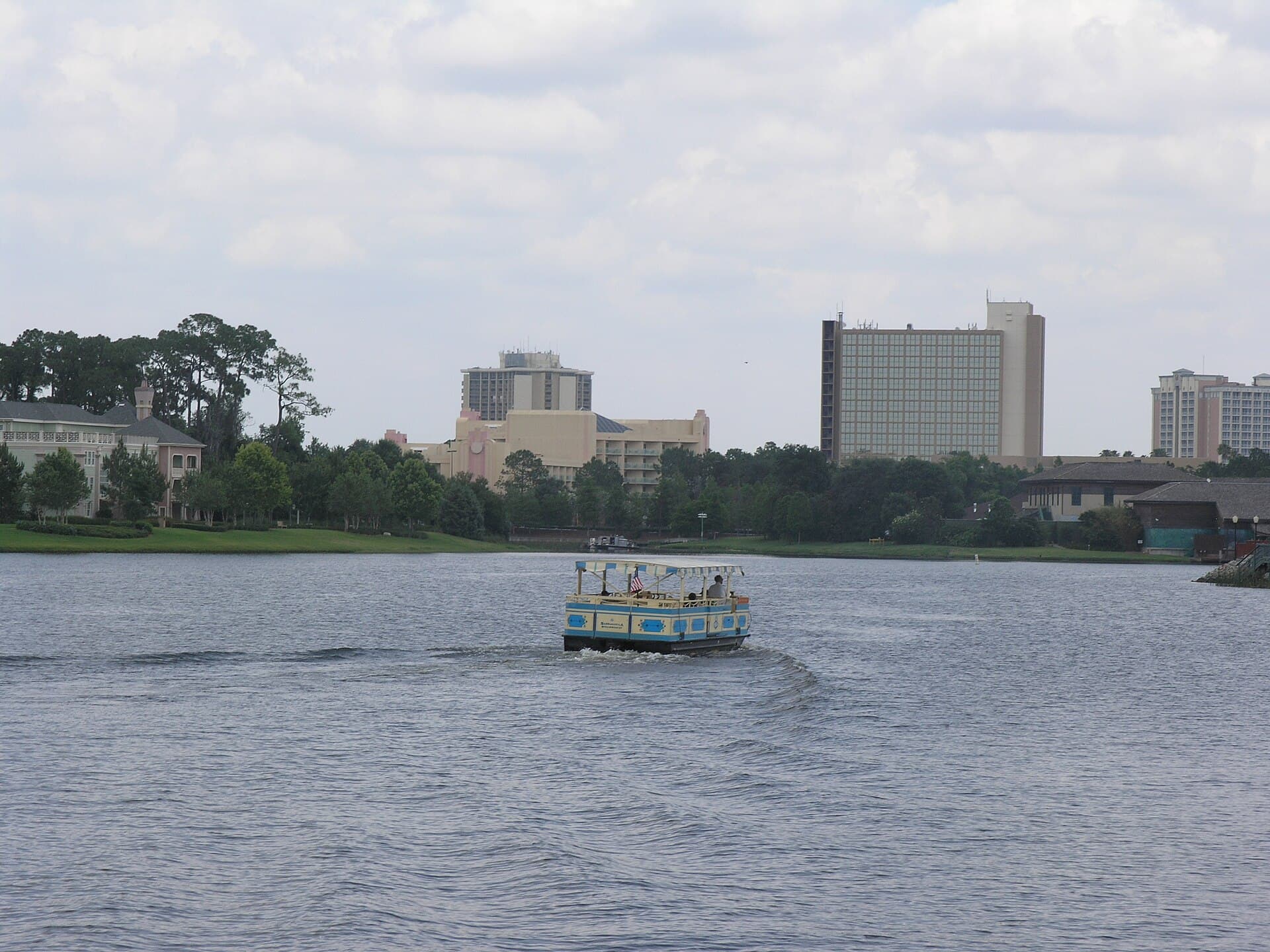 Wyndham Lake Buena Vista Disney Springs Resort Area (via Wikimedia Commons, CC BY 3.0)