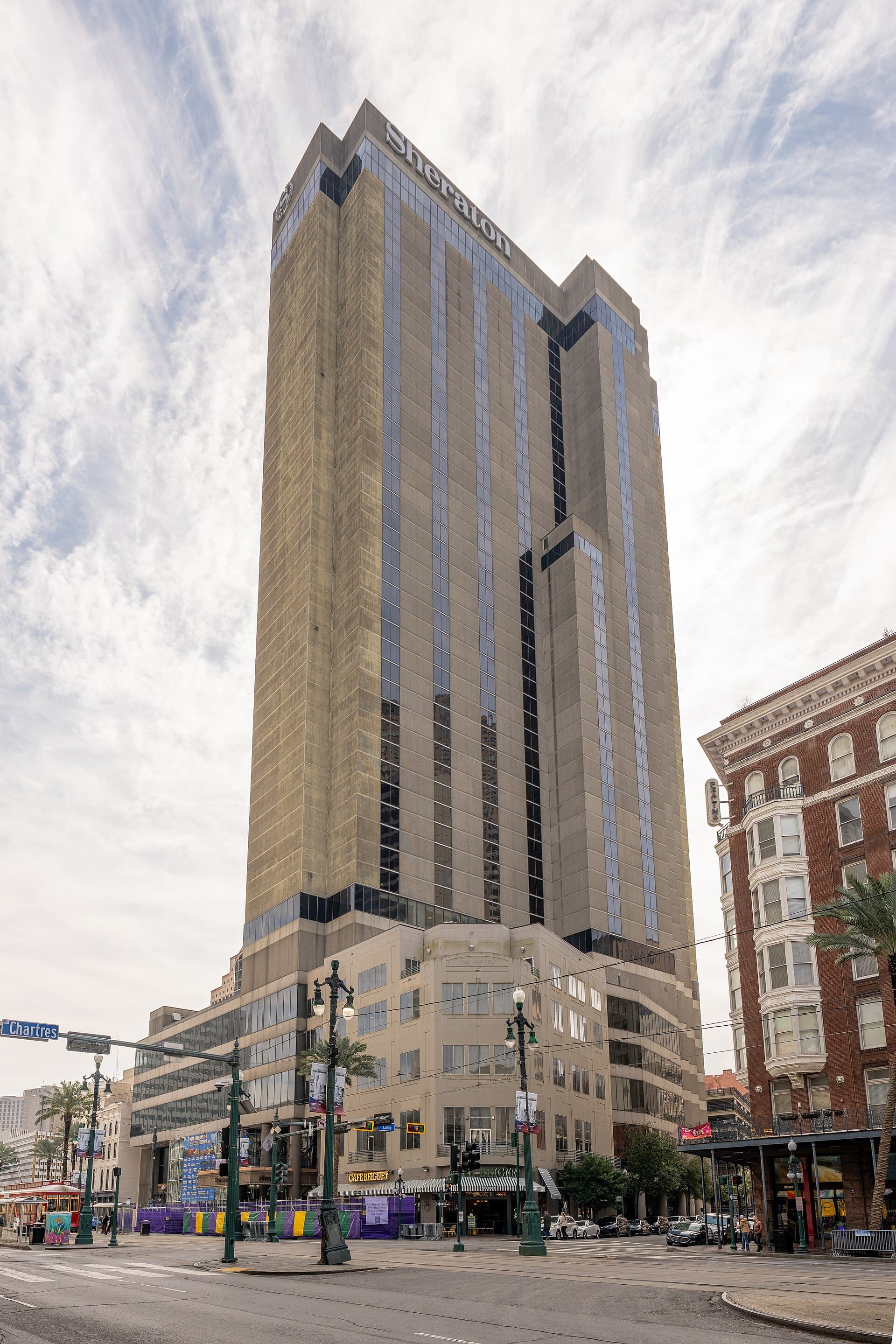 Sheraton New Orleans Hotel (via Wikimedia Commons, CC BY 4.0)