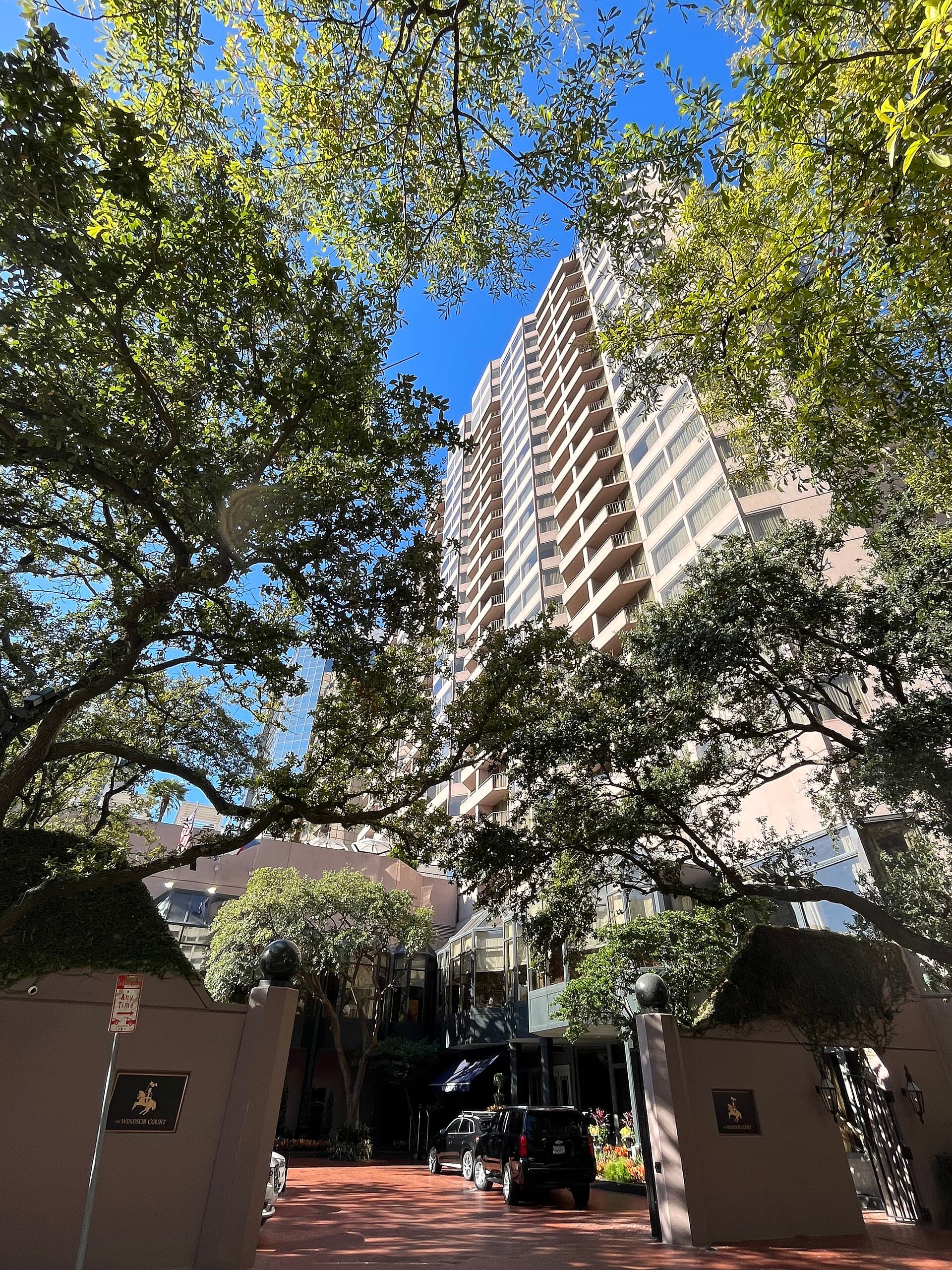 Windsor Court Hotel (via Wikimedia Commons, CC BY-SA 4.0)