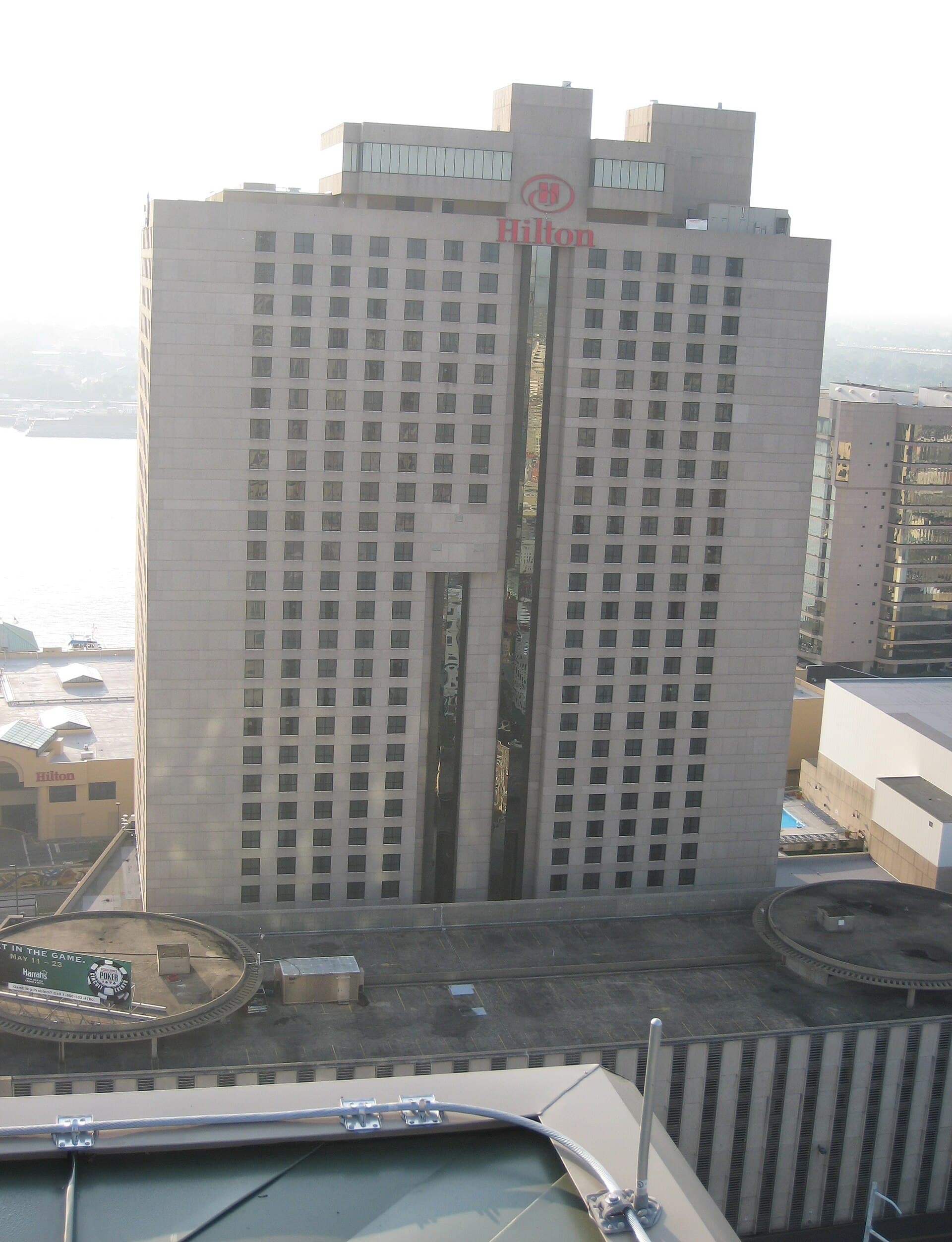 Hilton New Orleans Riverside (via Wikimedia Commons, CC BY 2.0)