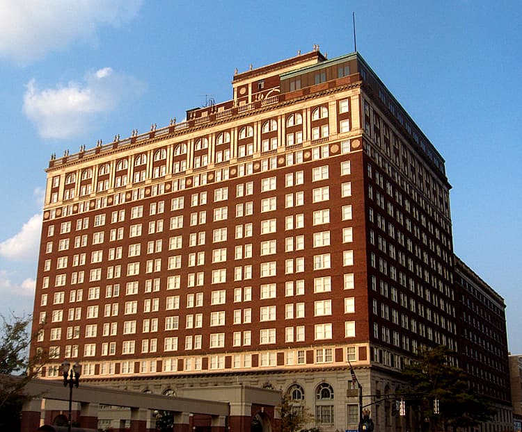 The Brown Hotel (via Wikimedia Commons, CC BY-SA 3.0)