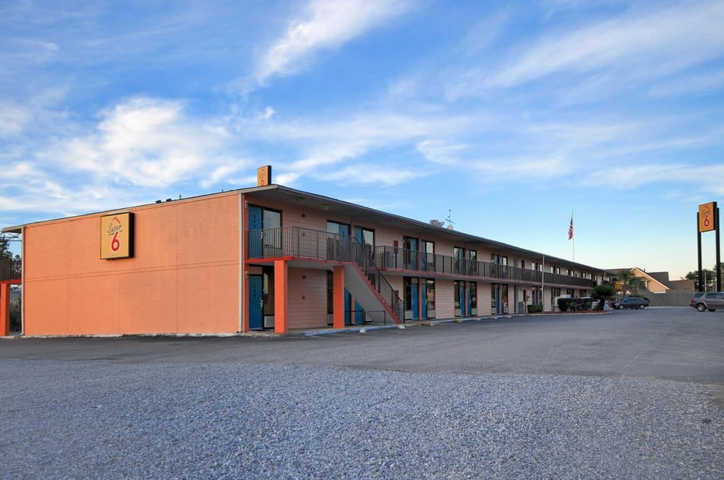 Super 6 Inn and Suites Pensacola, Motel in Ferry Pass