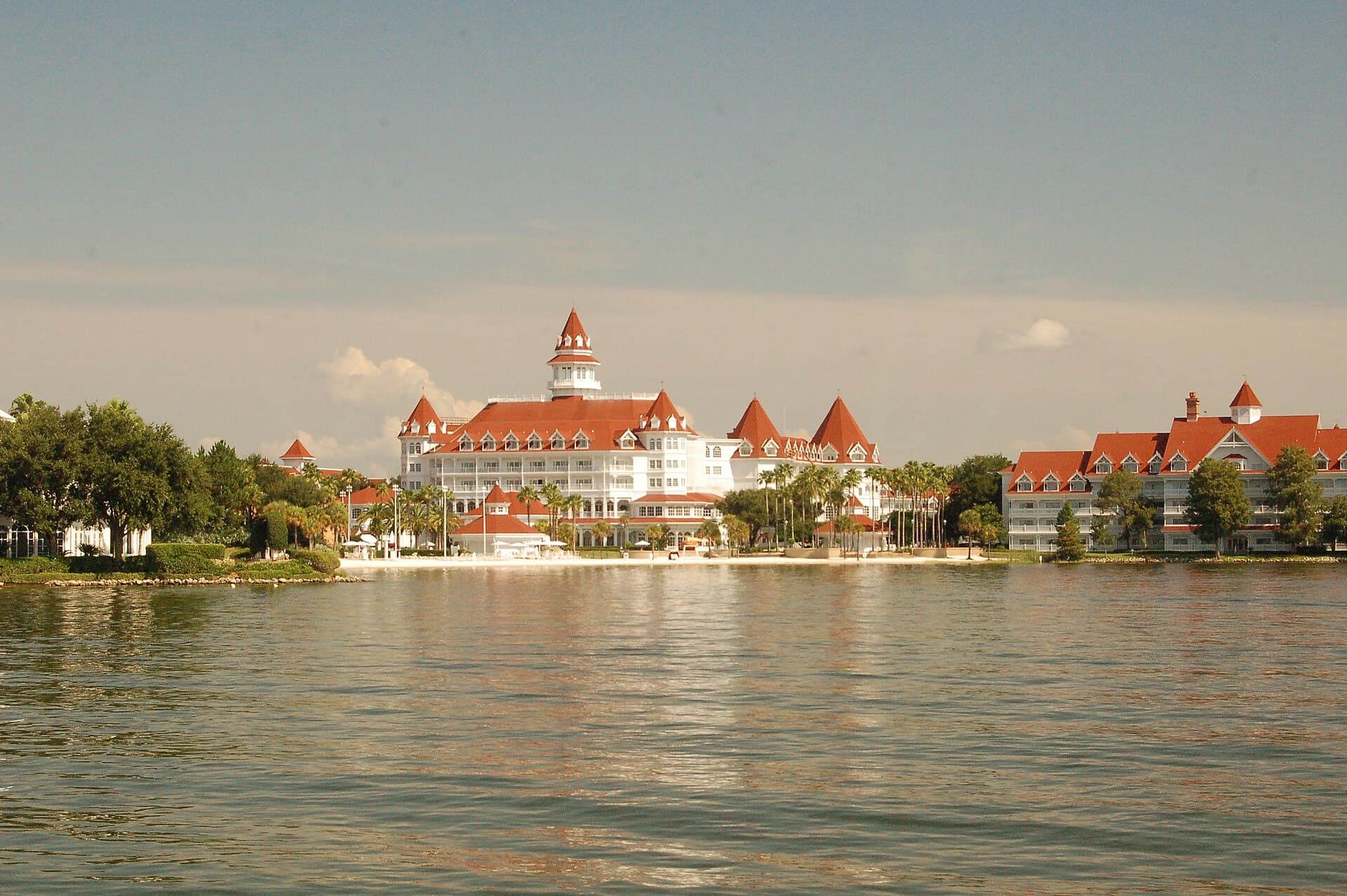 Disney's Grand Floridian Resort & Spa (via Wikimedia Commons, CC BY 3.0)