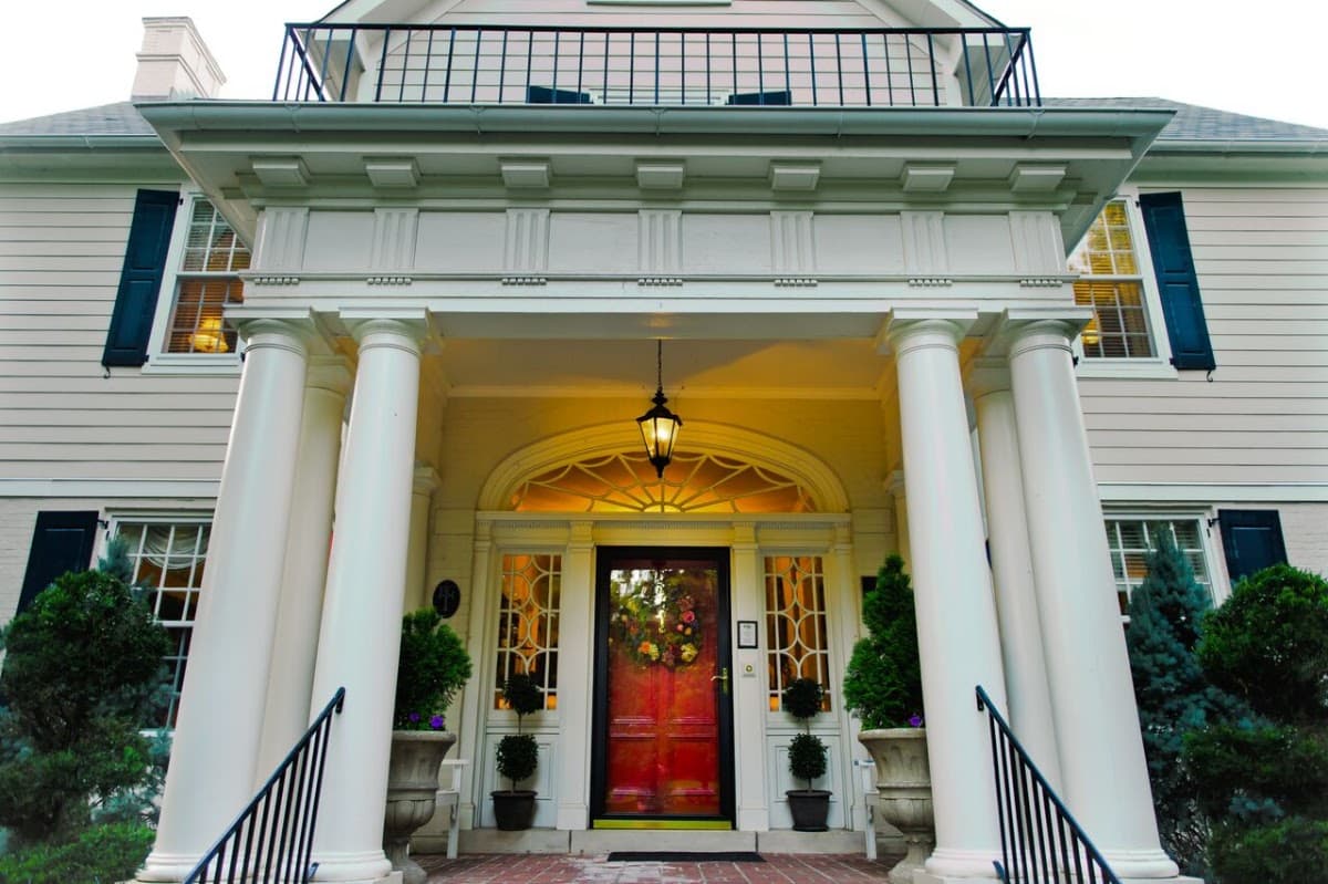 A Storybook Inn Bed and Breakfast, Bed & Breakfast in Versailles