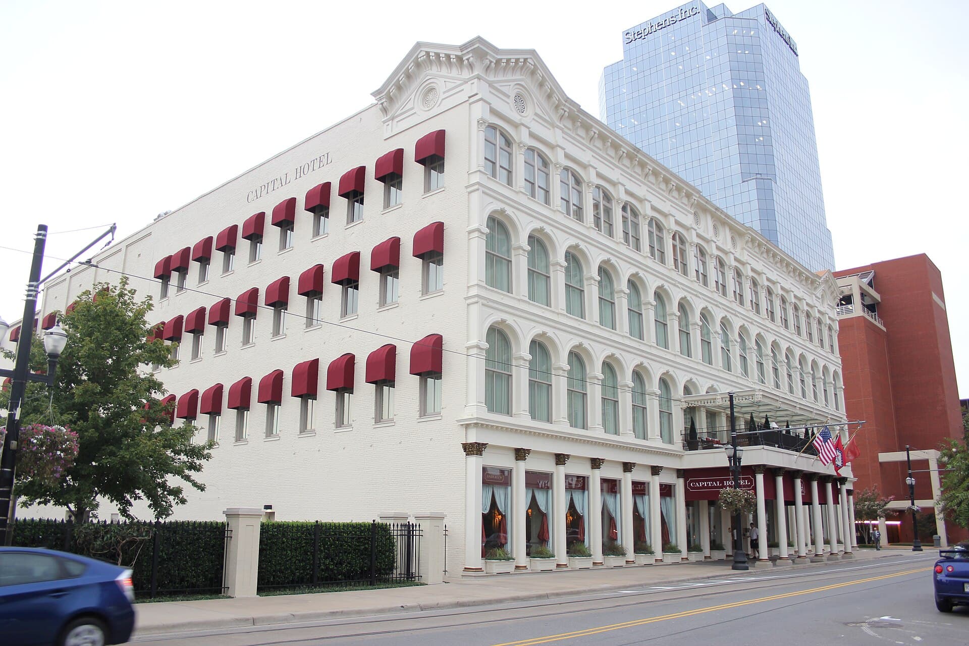The Capital Hotel (via Wikimedia Commons, CC BY-SA 3.0)