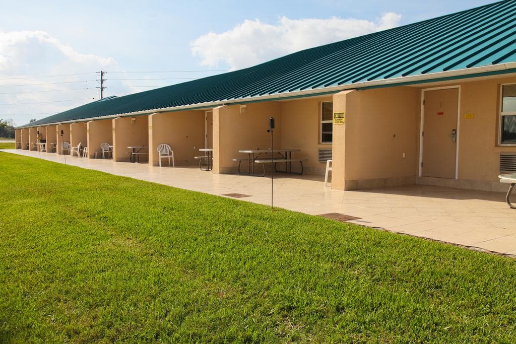 Lake Grassy Inn & Suites, Hotel in Placid Lakes