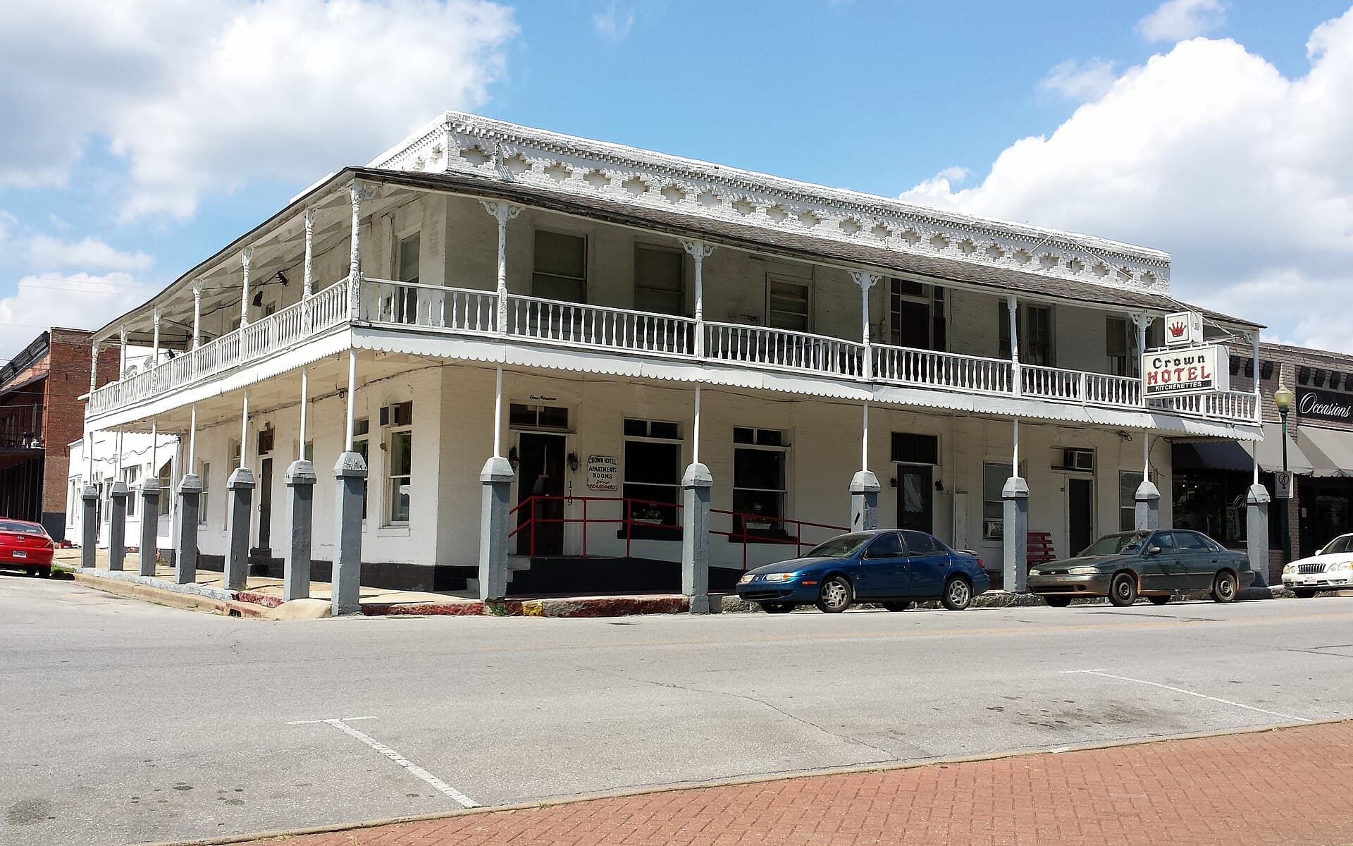Crown Hotel (via Wikimedia Commons, CC BY-SA 4.0)