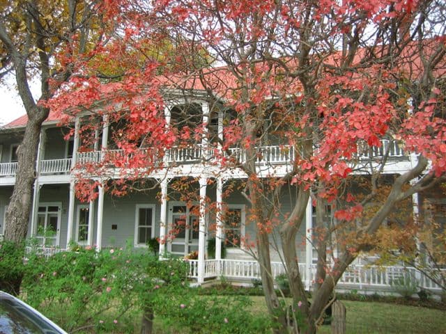 Antlers Inn (via Wikimedia Commons, CC BY 3.0)