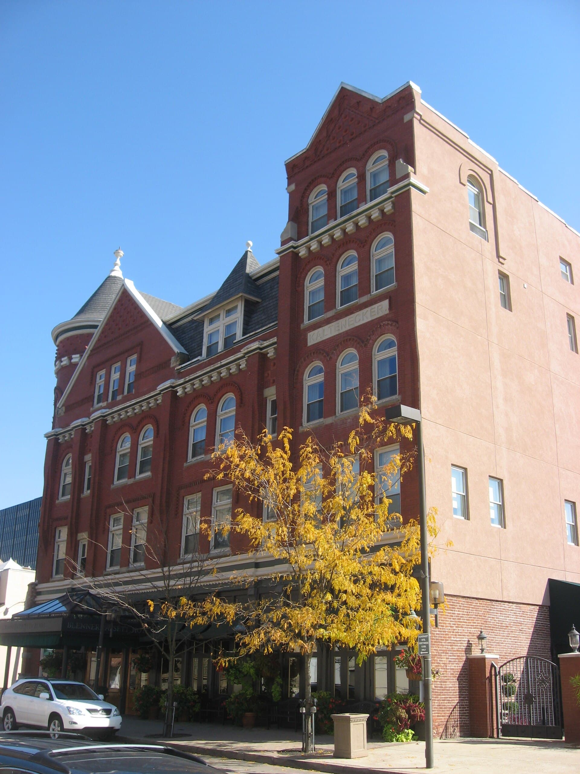 Blennerhassett Hotel (via Wikimedia Commons, Public domain)
