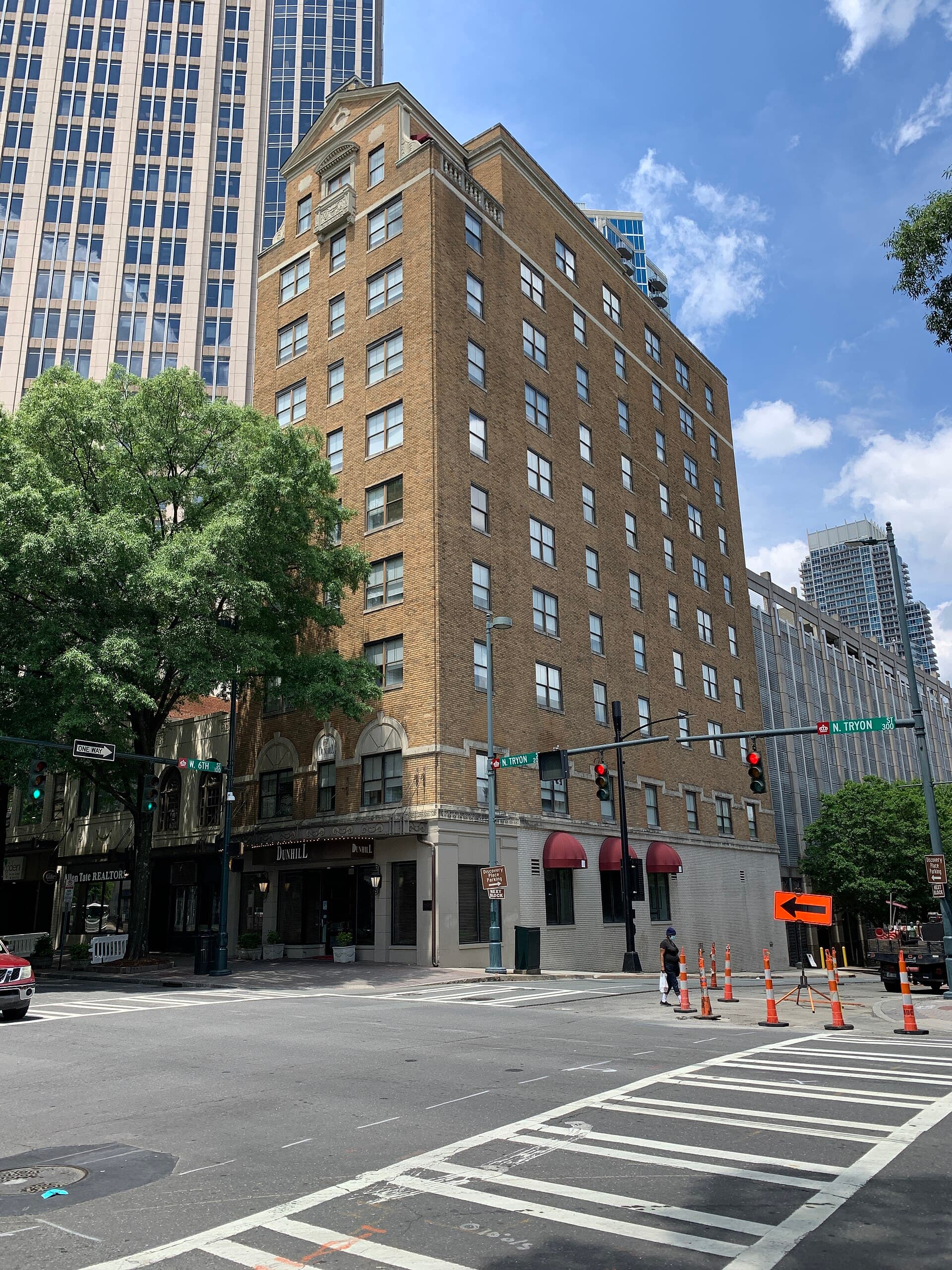 The Dunhill Hotel (via Wikimedia Commons, CC BY-SA 4.0)