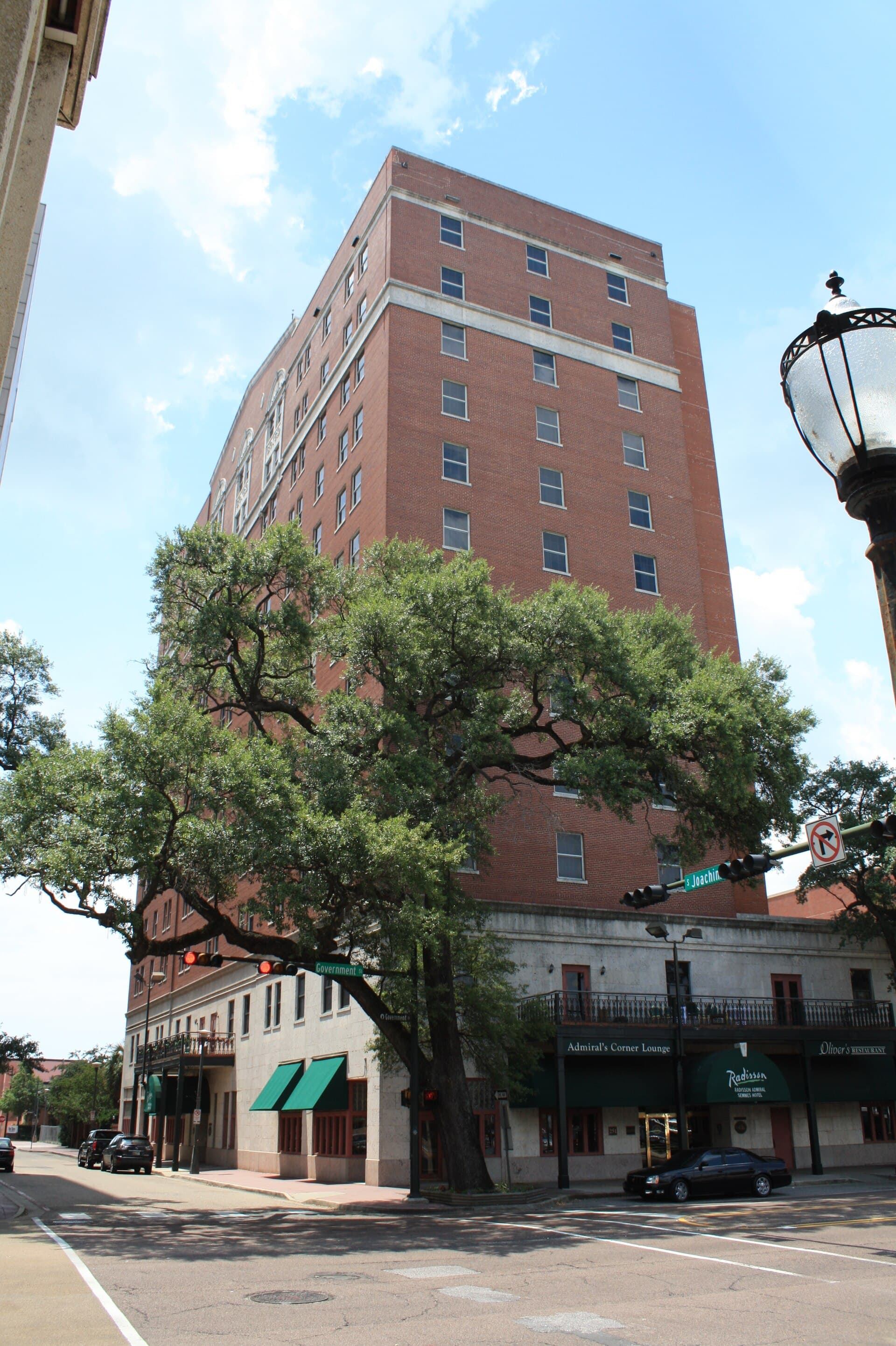 The Admiral Hotel Mobile (via Wikimedia Commons, Public domain)