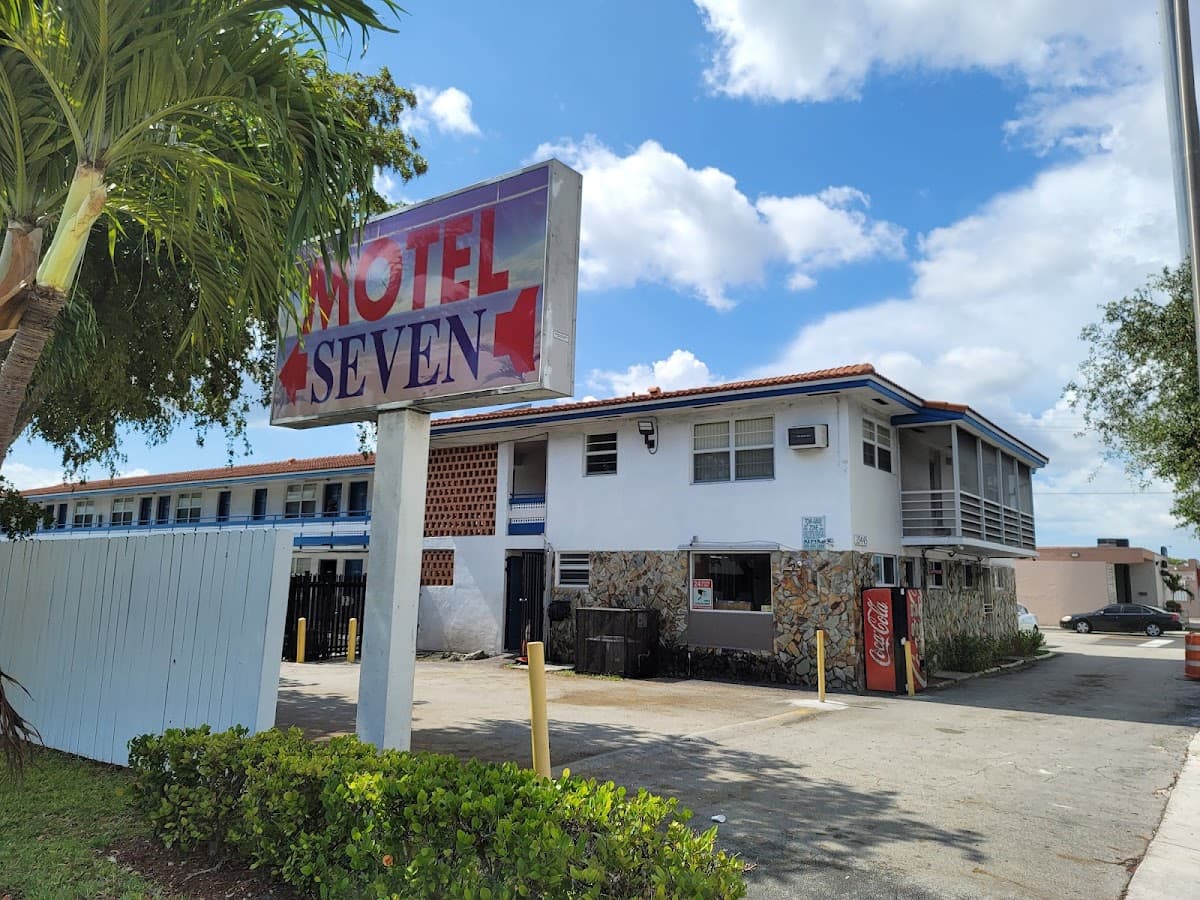 Motel Seven, Motel in Golden Glades