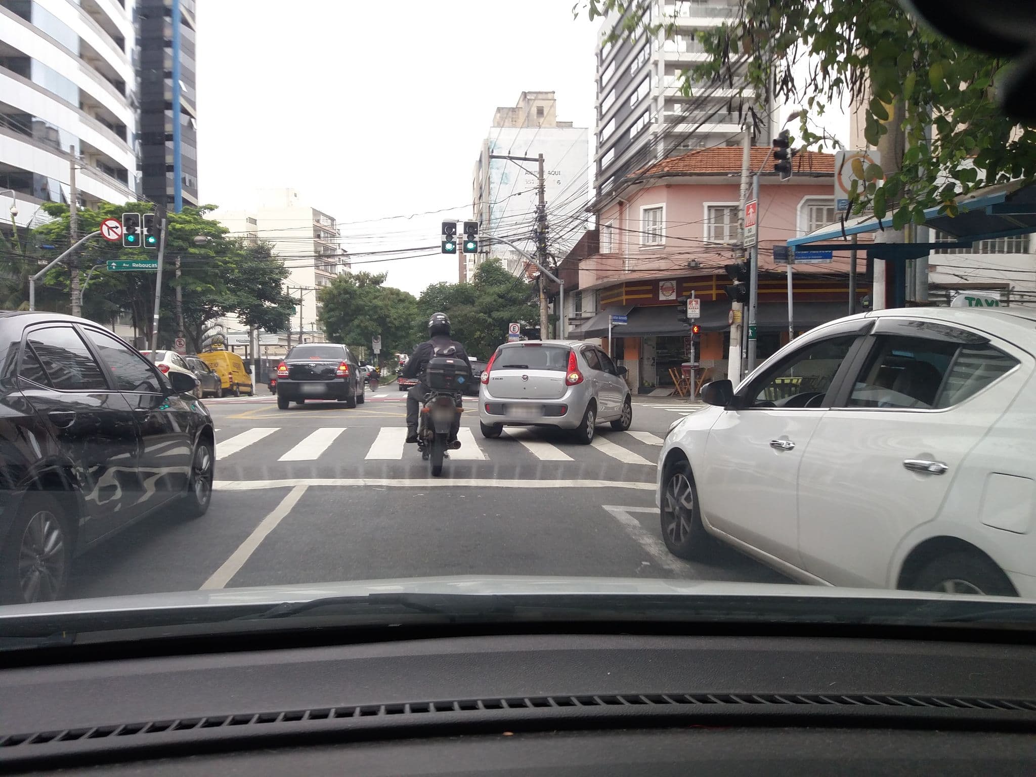 Street view near L'Opera Hotel, Pinheiros — © fran18 (CC BY-SA · Mapillary)