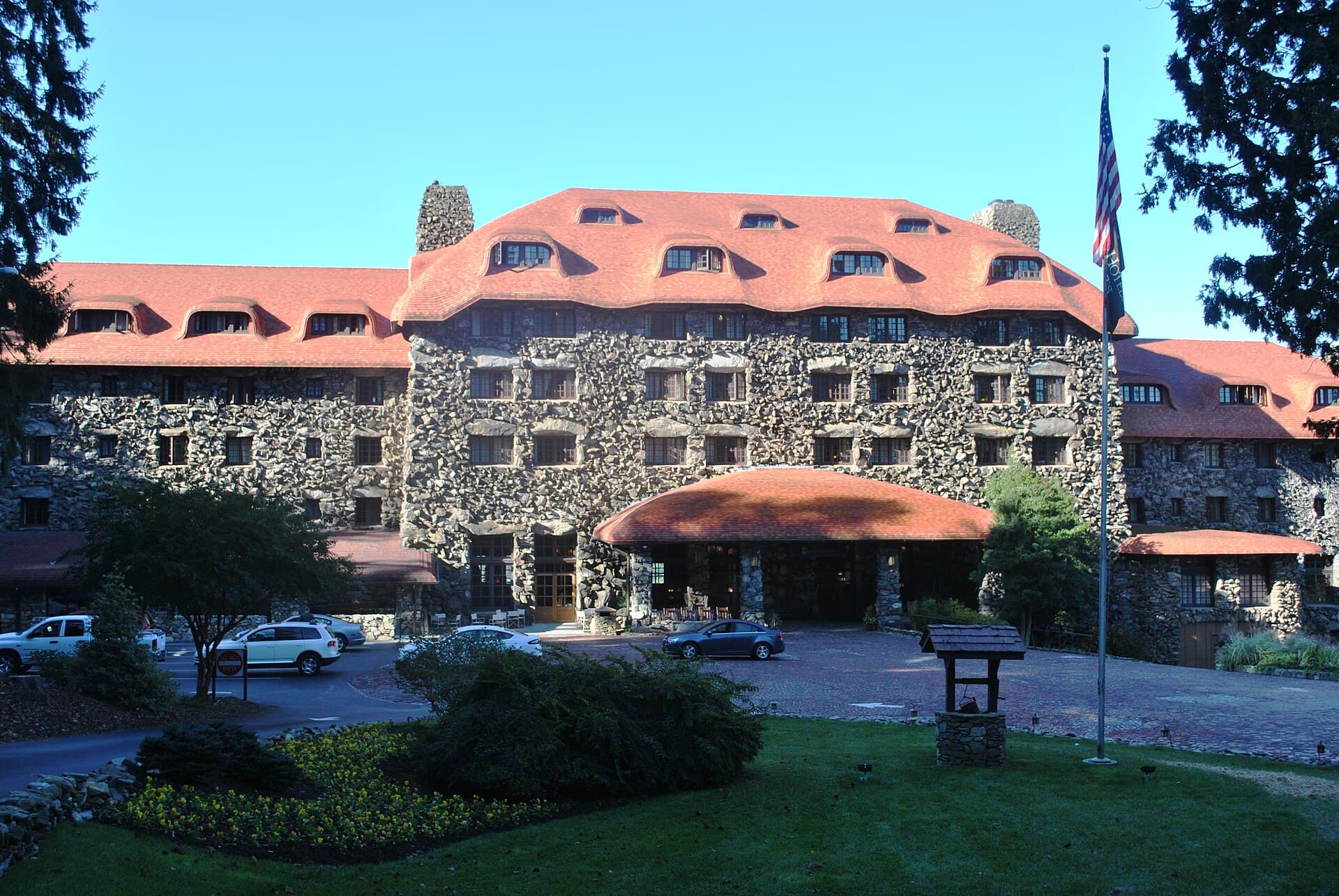 The Omni Grove Park Inn (via Wikimedia Commons, CC BY-SA 4.0)