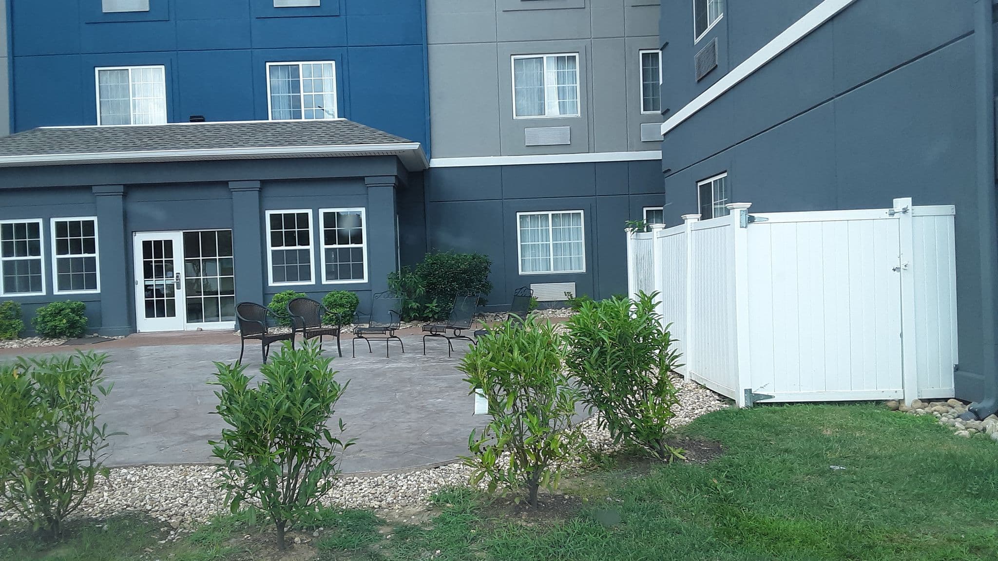 Street view near Comfort Suites, Clarksville — © jbthemilker (CC BY-SA · Mapillary)