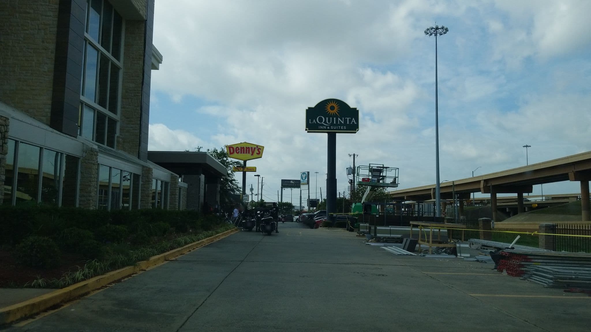 Street view near La Quinta Inn & Suites, Farmers Branch — © mselliott (CC BY-SA · Mapillary)