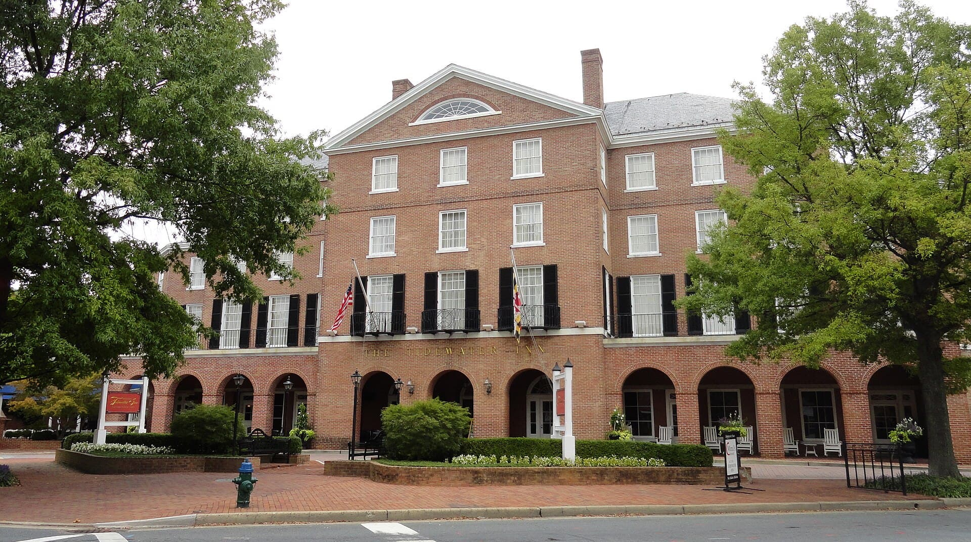 Tidewater Inn (via Wikimedia Commons, CC BY-SA 3.0)