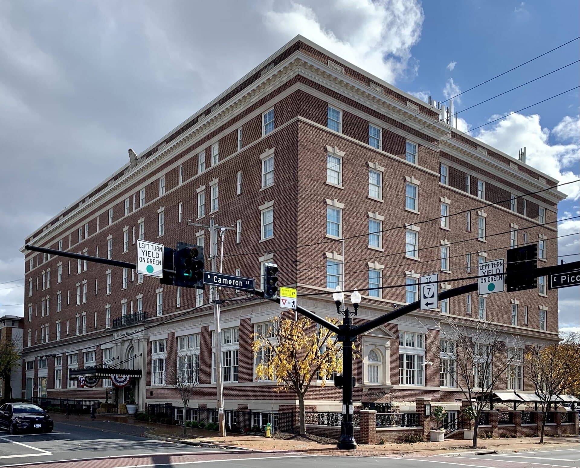 George Washington Hotel (via Wikimedia Commons, CC BY-SA 4.0)