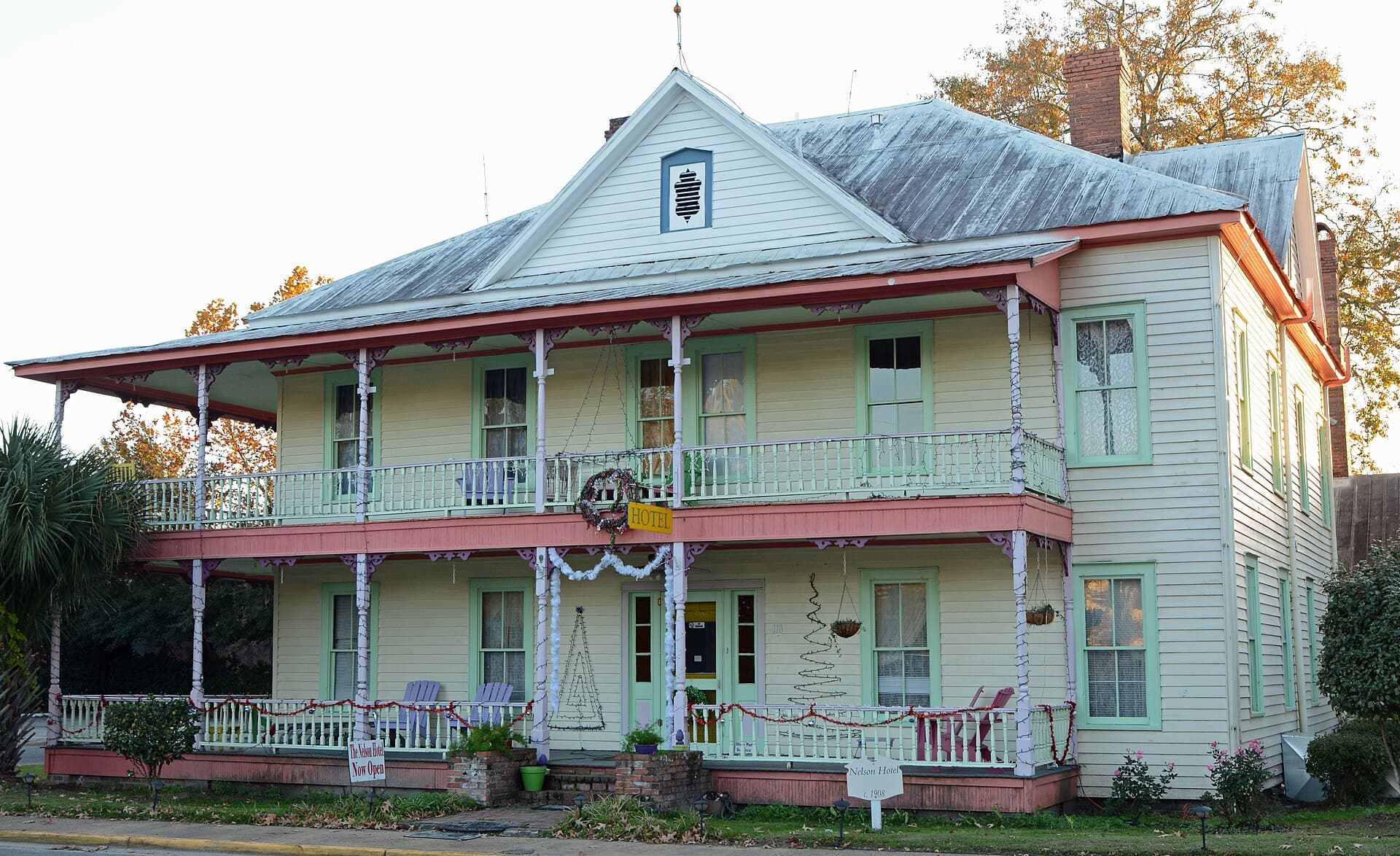 Smith-Nelson Hotel (via Wikimedia Commons, CC BY-SA 4.0)