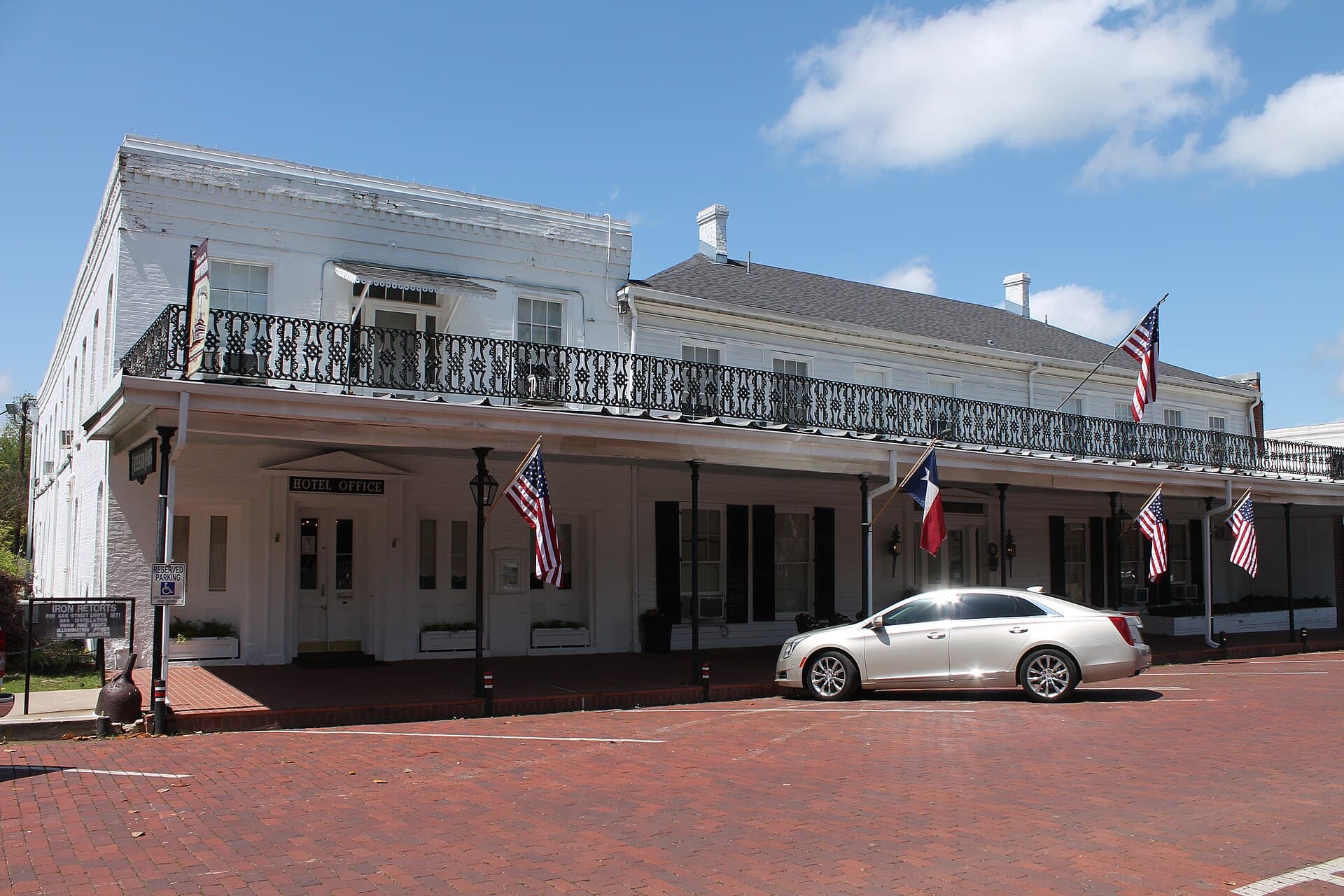 The Excelsior House Hotel (via Wikimedia Commons, CC BY-SA 4.0)