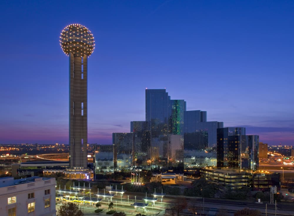 Hyatt Regency Dallas (via Wikimedia Commons, CC BY-SA 3.0)