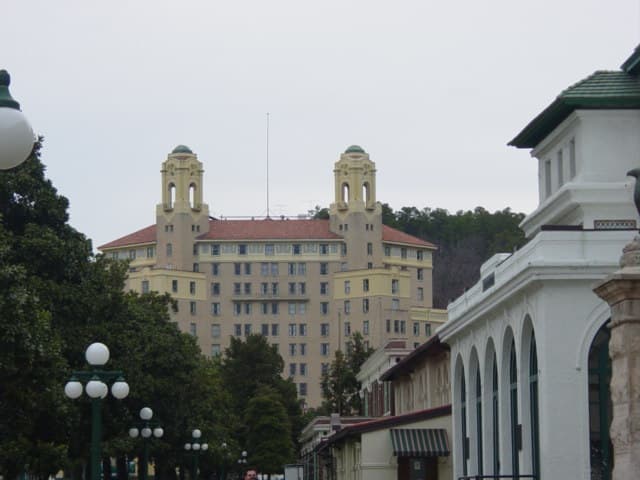 Arlington Resort Hotel & Spa (via Wikimedia Commons, GFDL)